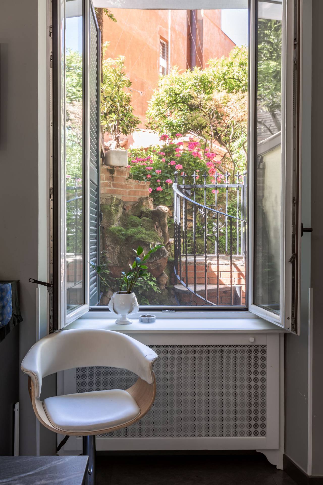 Roma, Roma, 00100, IT, 4 Bedrooms Bedrooms, ,4 BathroomsBathrooms,Residential,For Sale,1993511