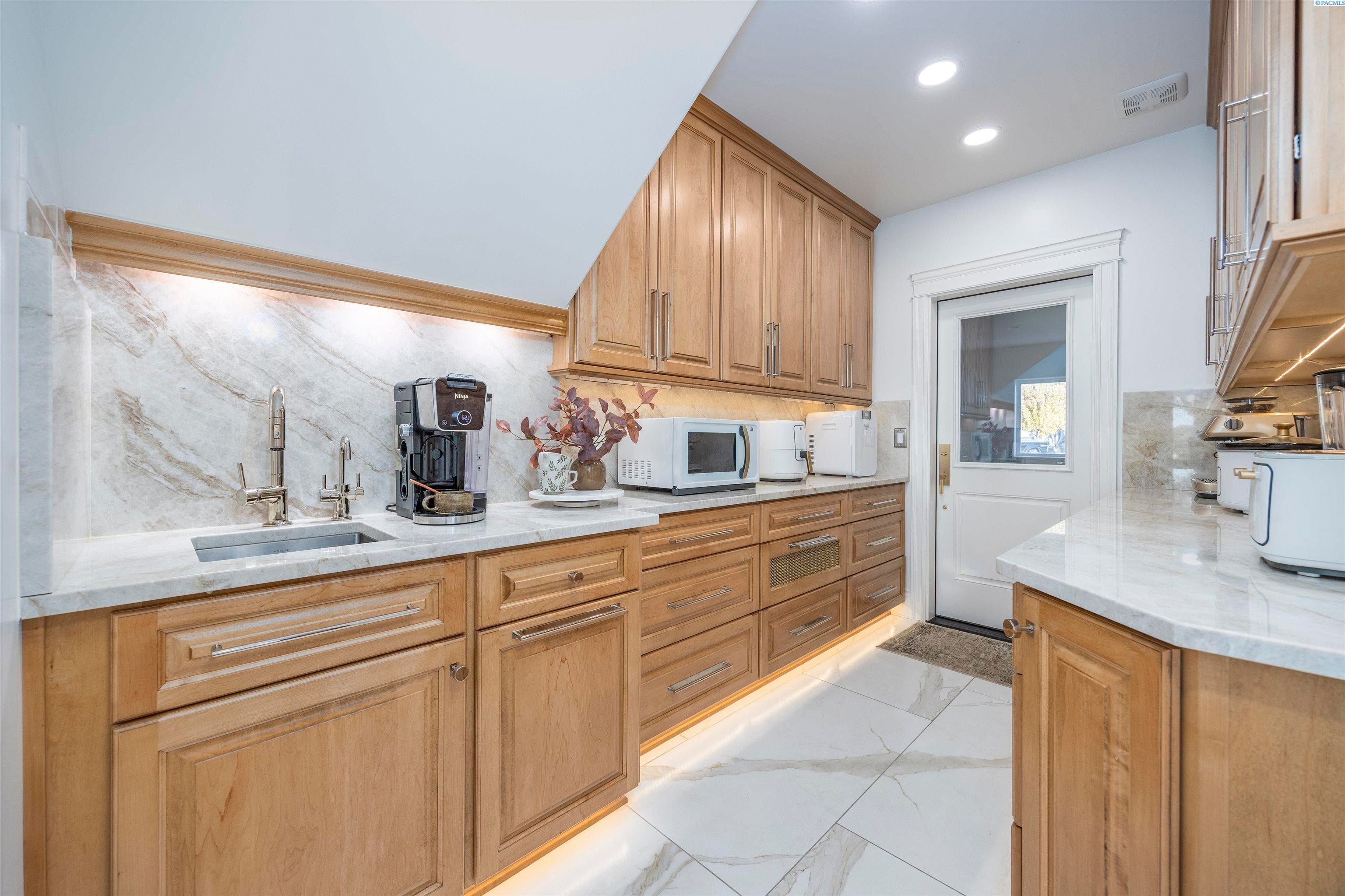 Pasco, Washington, 99301, United States, 4 Bedrooms Bedrooms, ,4 BathroomsBathrooms,Residential,For Sale,1974870