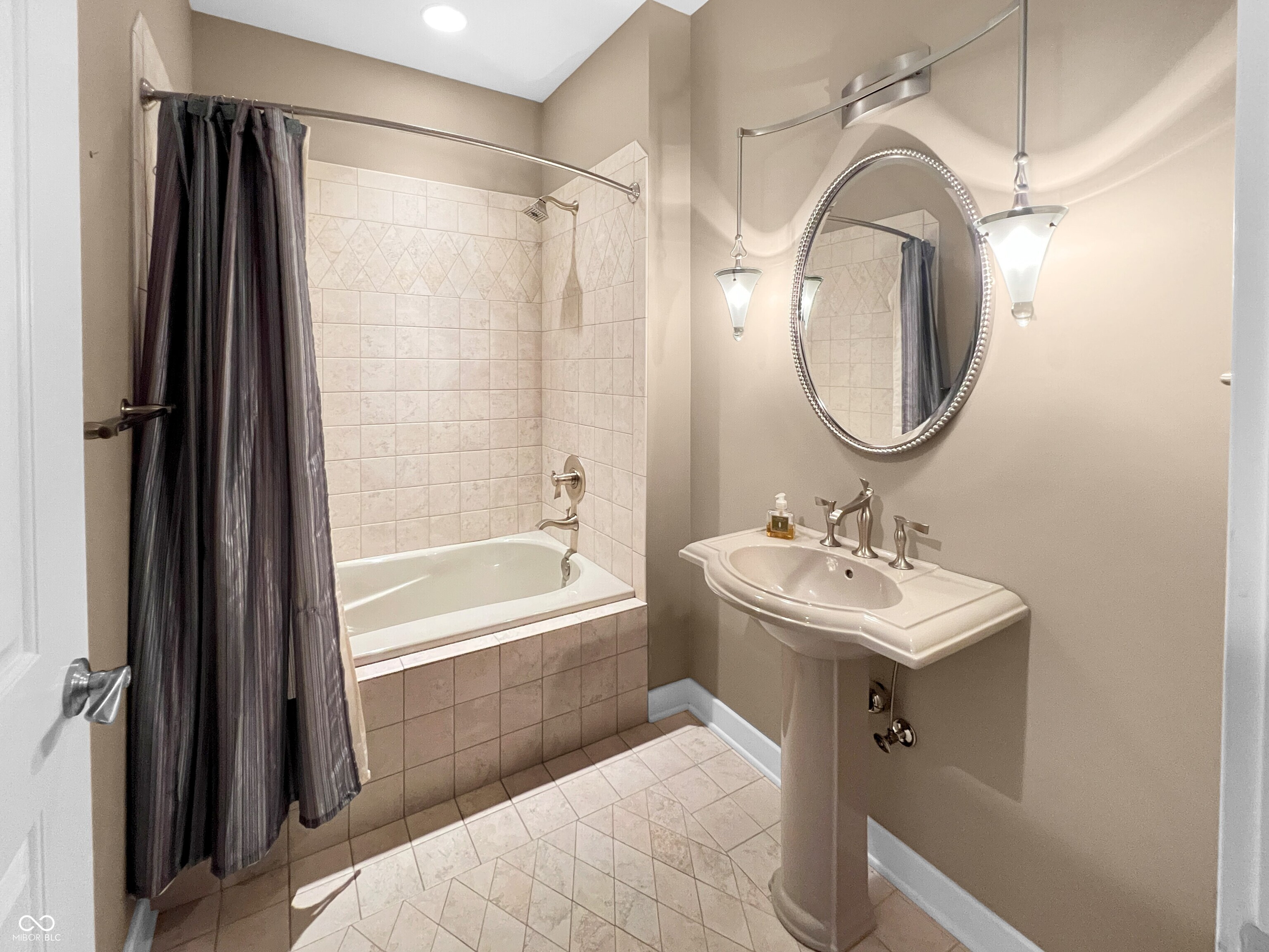 Columbus, Indiana, 47201, United States, 3 Bedrooms Bedrooms, ,3 BathroomsBathrooms,Residential,For Sale,1977125