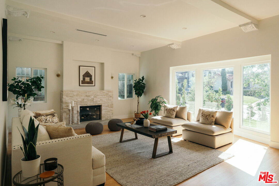 Los Angeles, California, 90019, United States, 4 Bedrooms Bedrooms, ,4 BathroomsBathrooms,Residential,For Sale,1889946