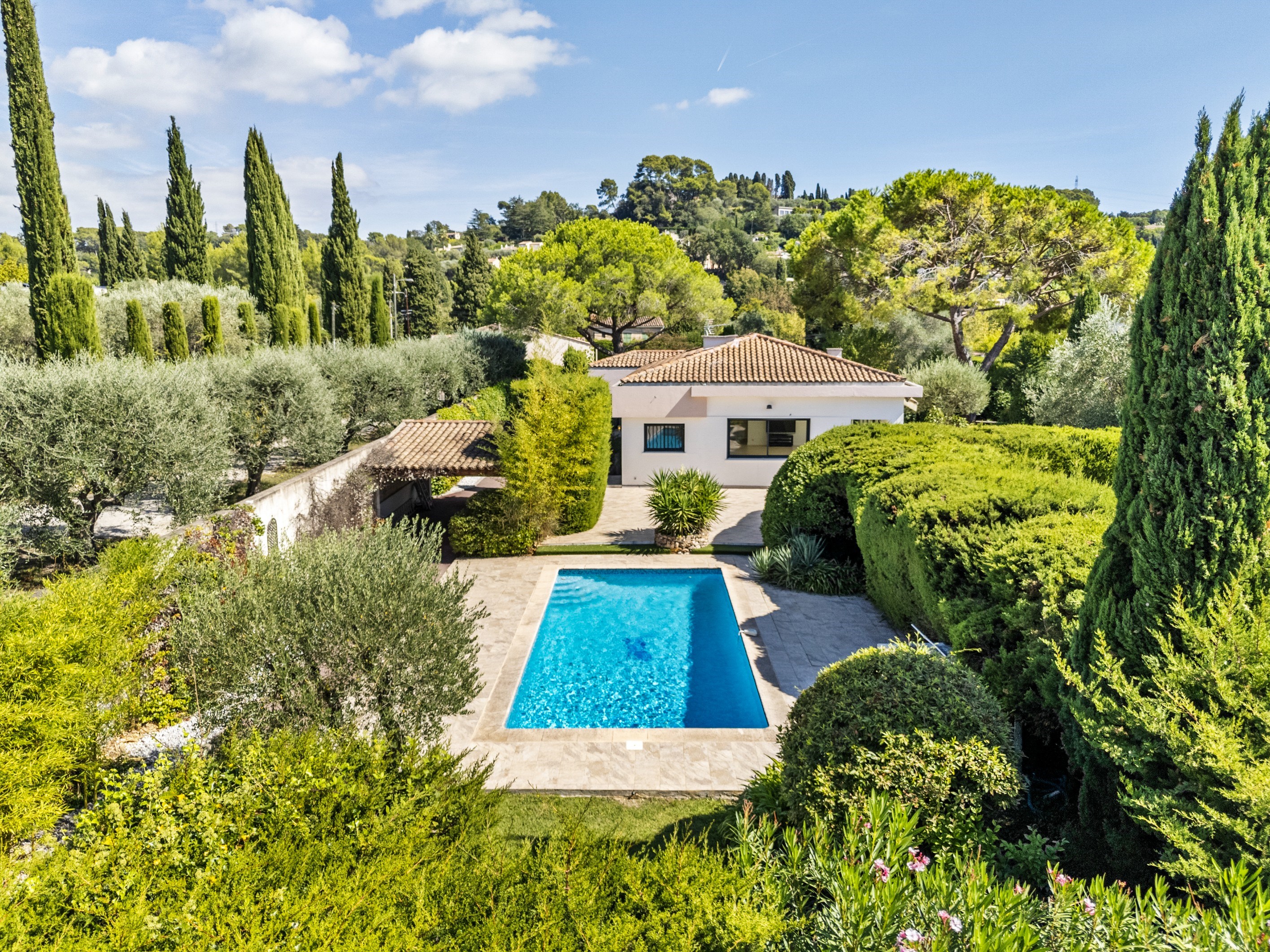  Contemporary single-storey villa with pool and pétanque court for sale in Mougi… - 物件實景