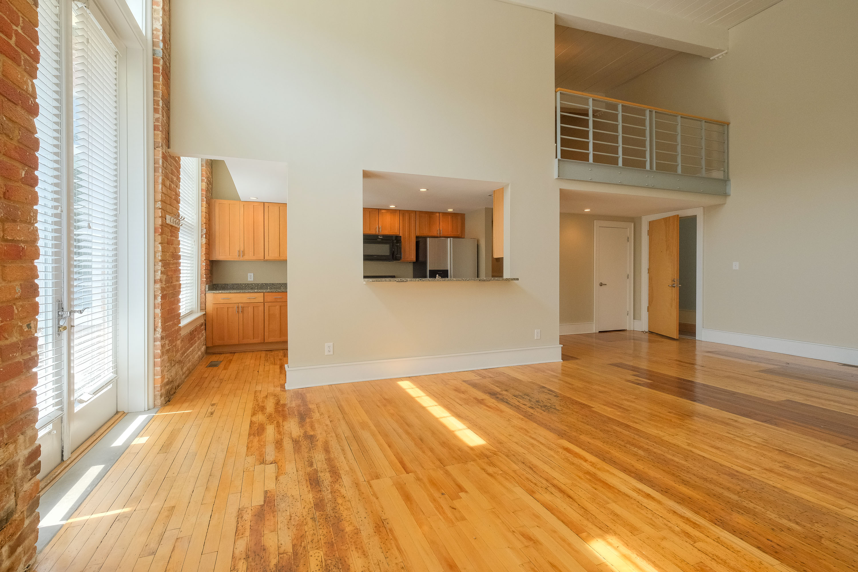  MILL CONDO WITH PRIVATE EXTERIOR ENTRANCE - 物件實景