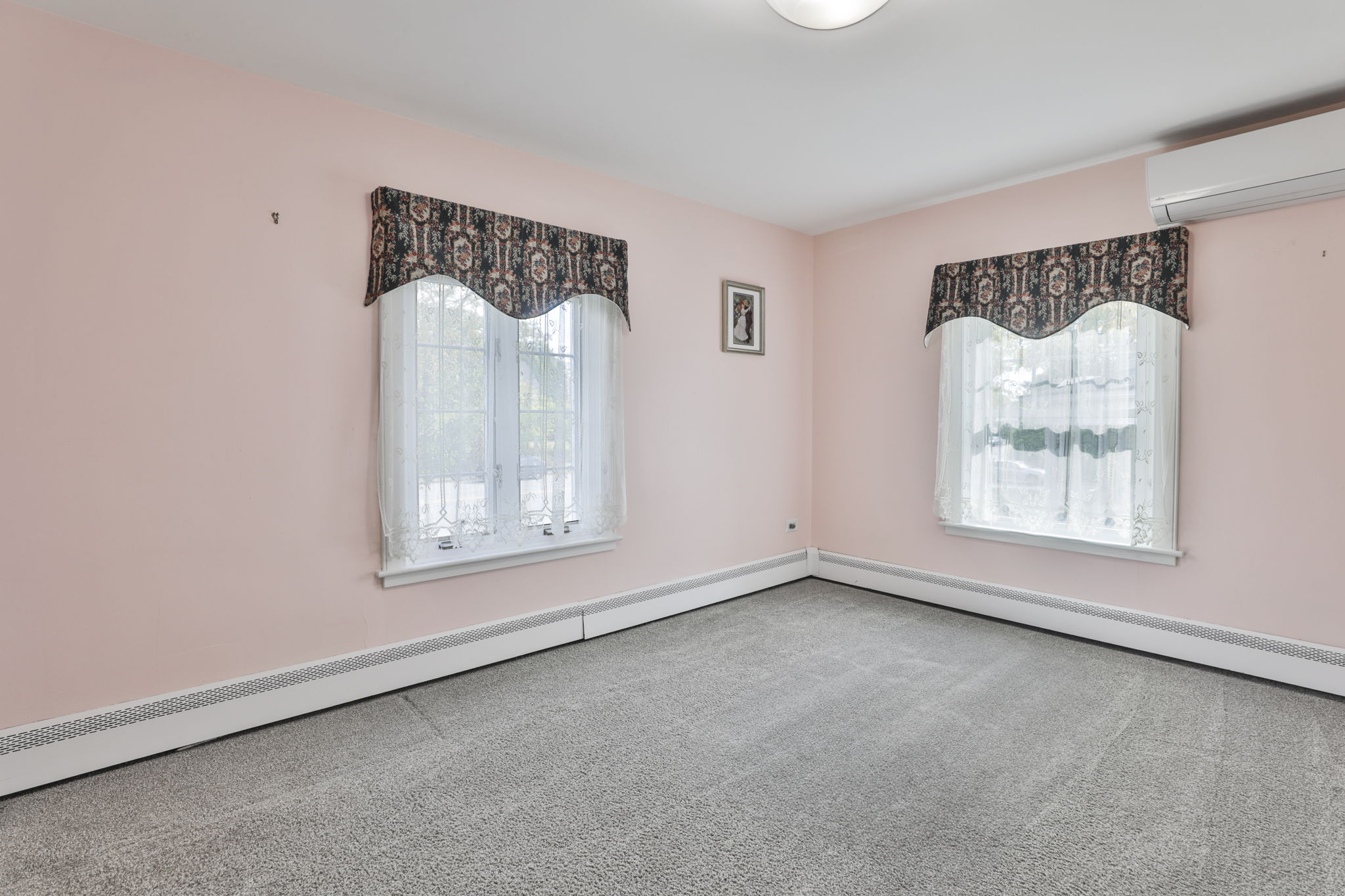 Manchester, New Hampshire, 03104, United States, 3 Bedrooms Bedrooms, ,2 BathroomsBathrooms,Residential,For Sale,1975563