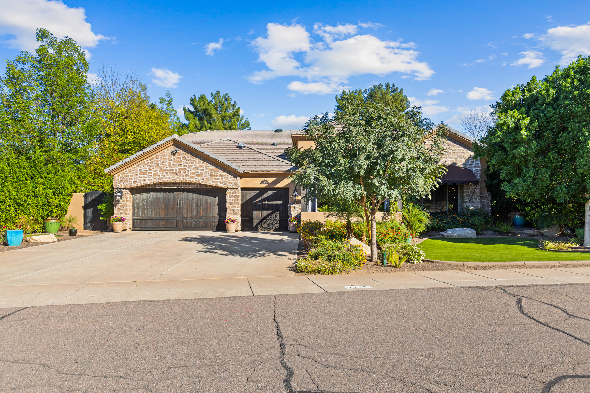 Tempe, Arizona, 85284, United States, 5 Bedrooms Bedrooms, ,3 BathroomsBathrooms,Residential,For Sale,1989924