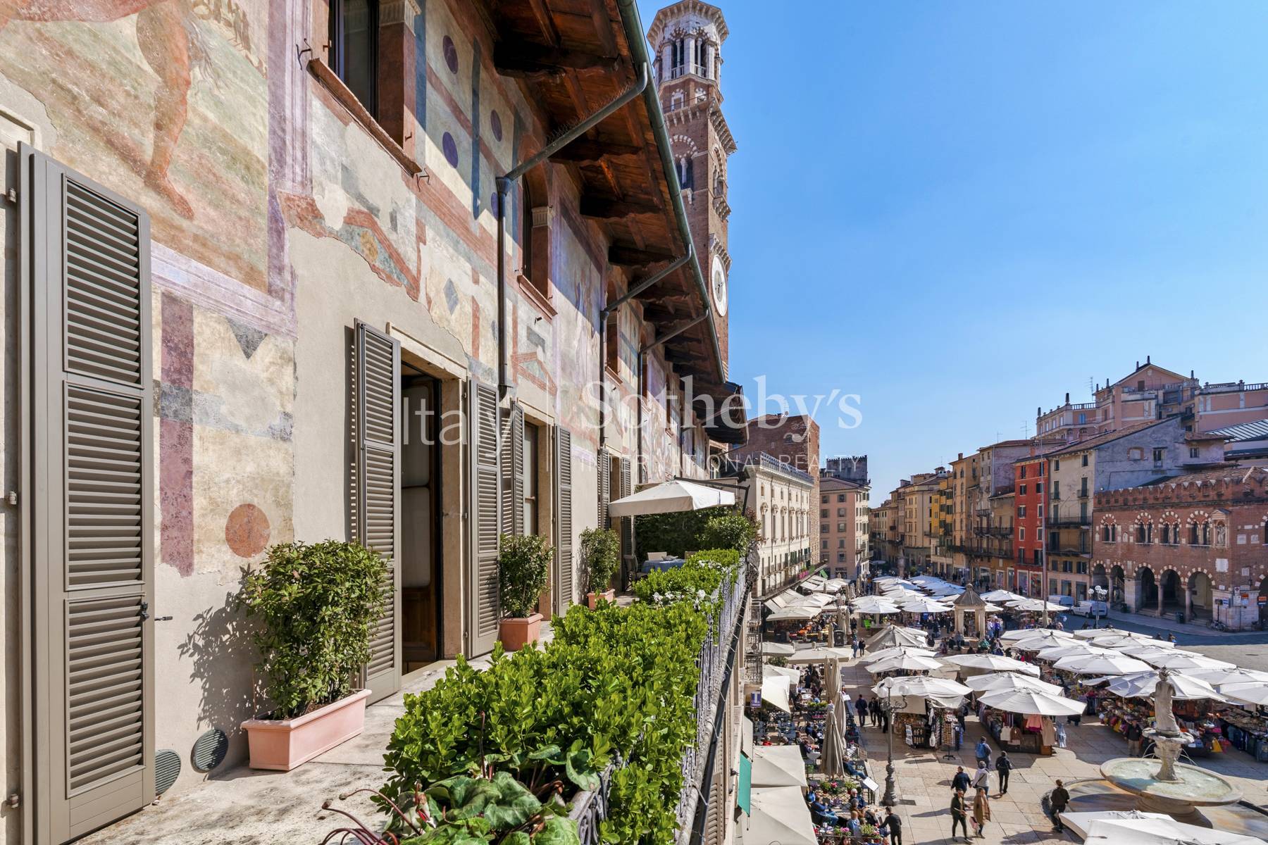  Iconic frescoed residence with terrace in Piazza delle Erbe - 物件實景