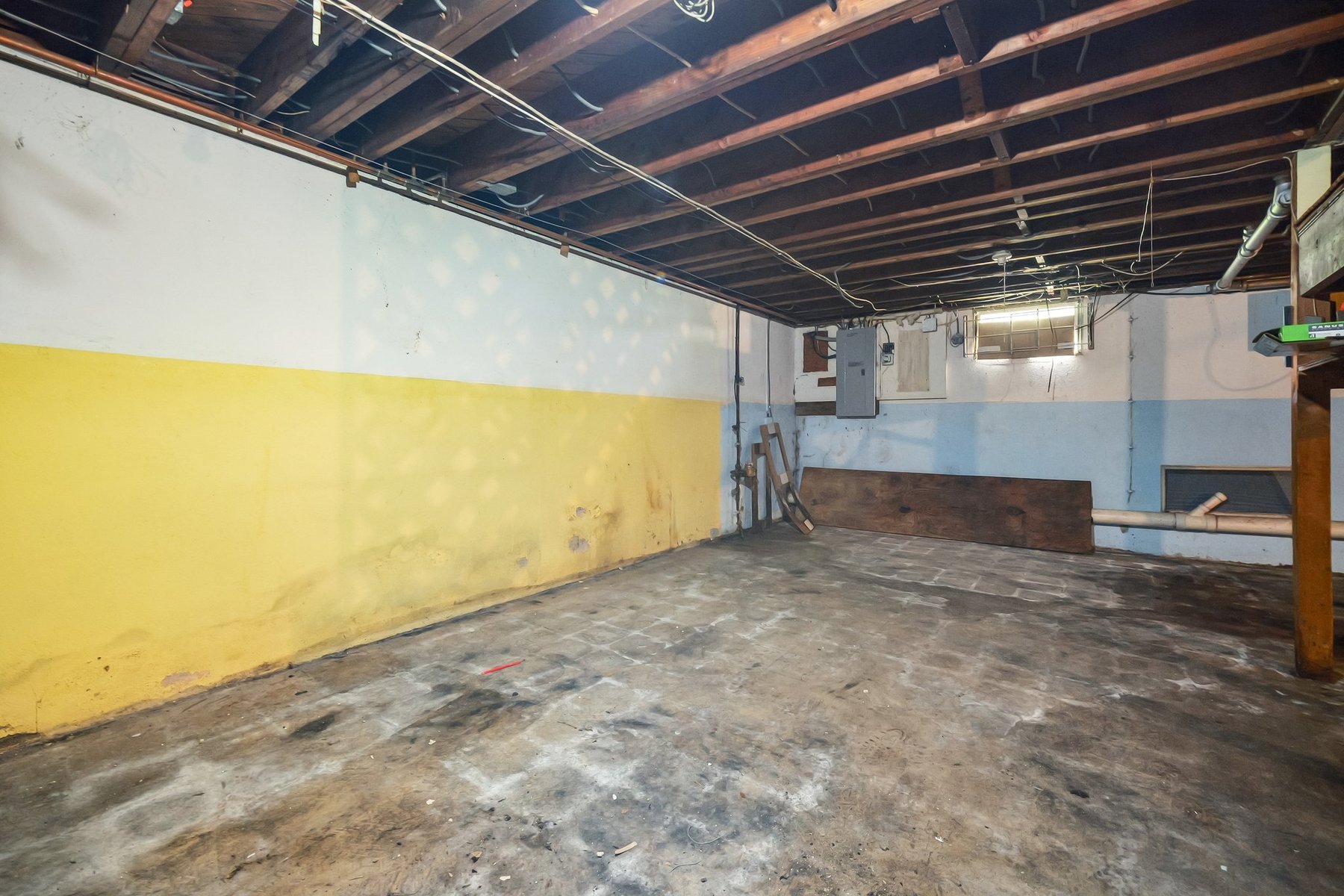  Charming Brick Ranch Home Ready for Your Vision - 物件實景
