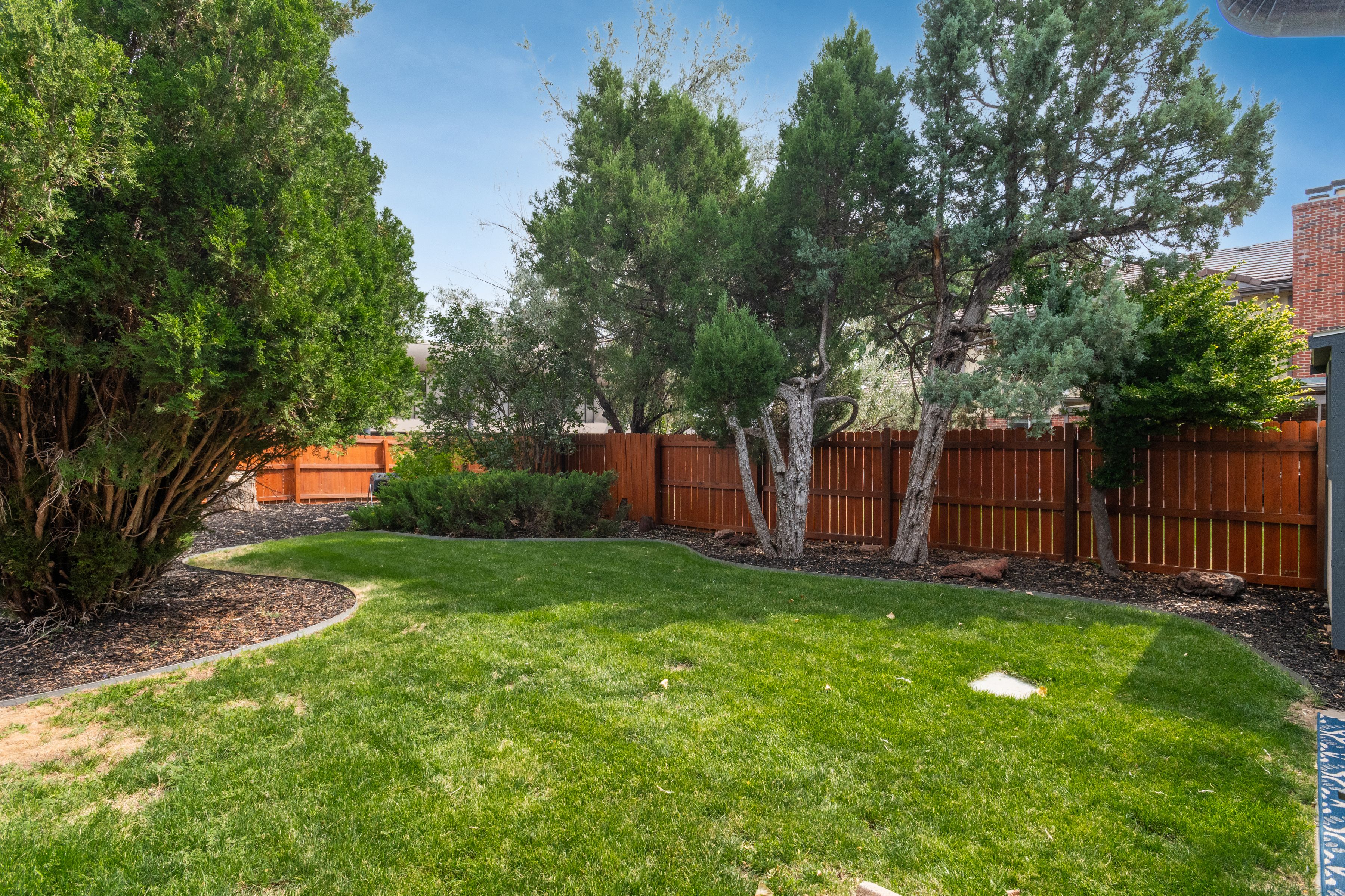  Updated, move-in ready home offers a bright, inviting floor plan - 物件實景