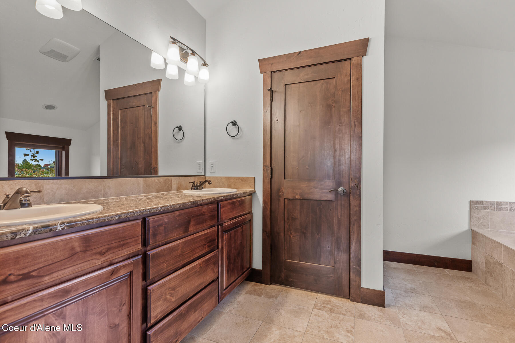 Coeur d'Alene, Idaho, 83814, United States, 4 Bedrooms Bedrooms, ,4 BathroomsBathrooms,Residential,For Sale,2012551