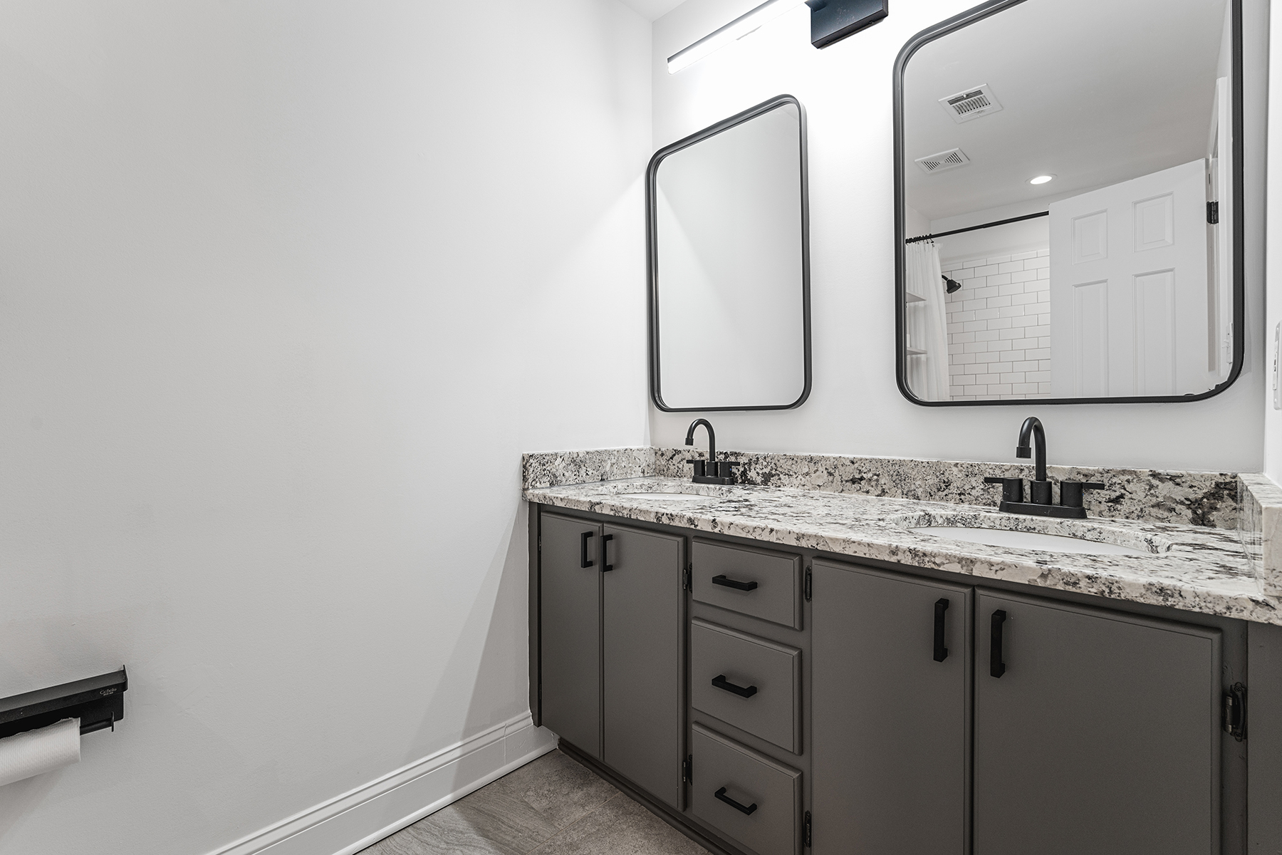  Beautifully Renovated Roswell Home Blends Contemporary Style with Classic Charm - 物件實景