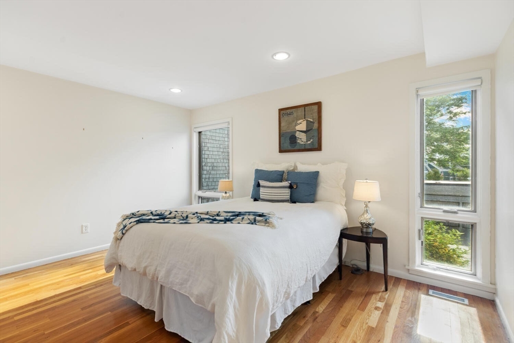 Marblehead, Massachusetts, 01945, United States, 2 Bedrooms Bedrooms, ,2 BathroomsBathrooms,Residential,For Sale,1895462