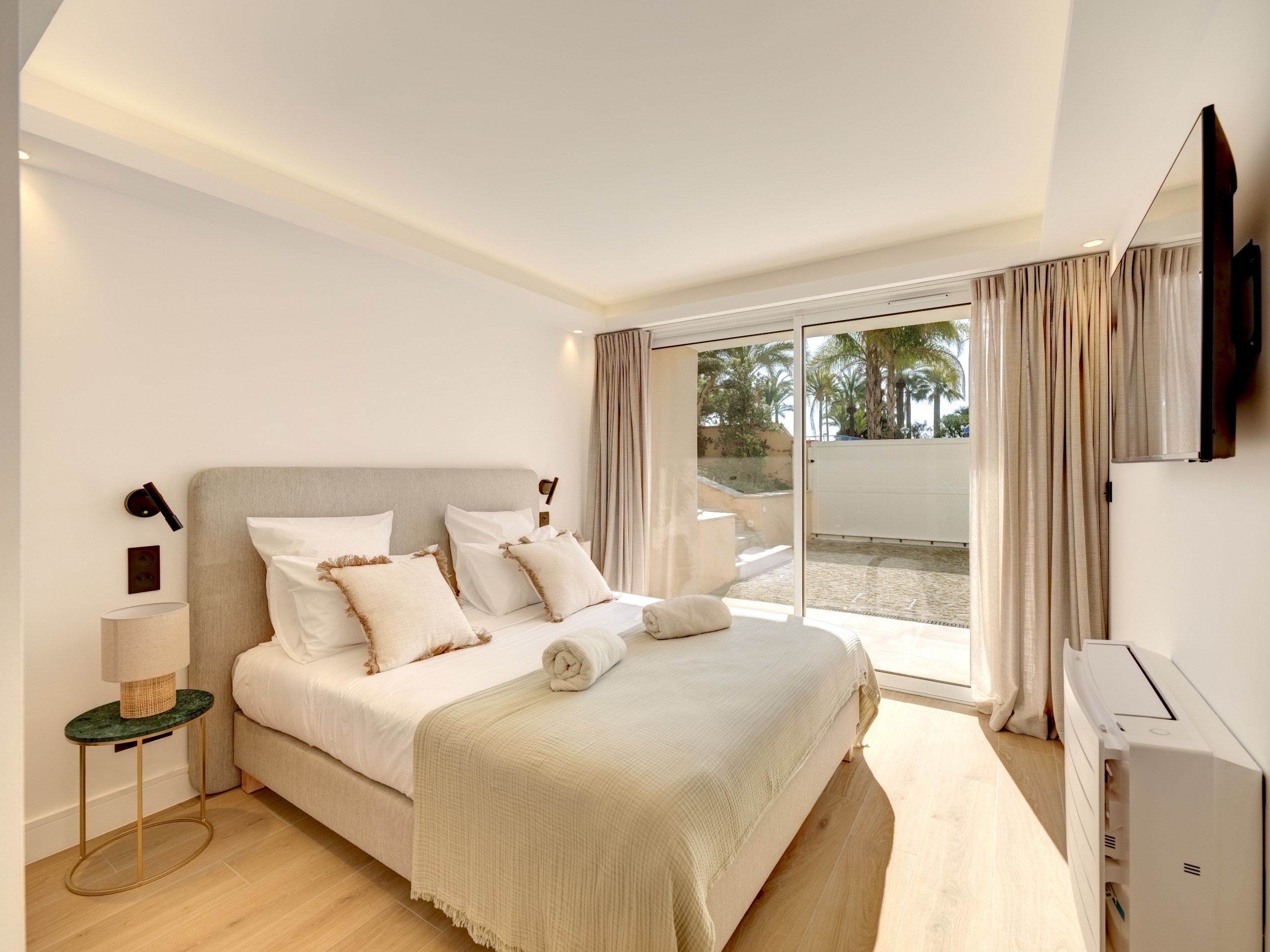  Cannes Croisette waterfront property with private garden and pool, rare duplex … - 物件實景
