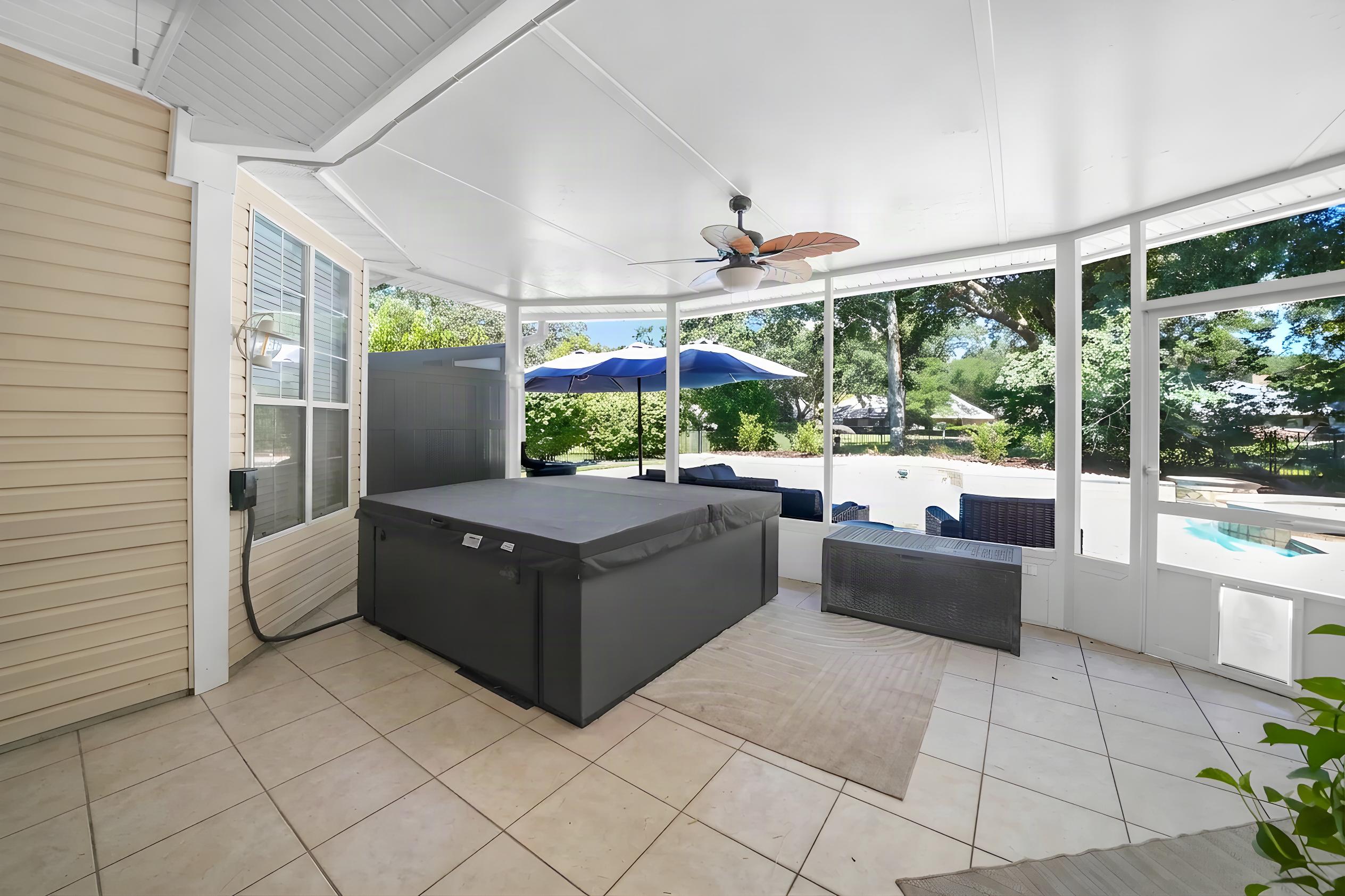  Updated Golf Course Pool Home With Flexible Five-Bedroom Layout - 物件實景