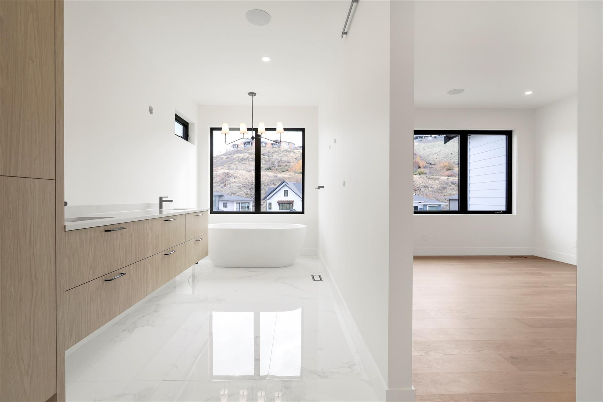 KELOWNA, British Columbia, V1W 0C4, CA, 5 Bedrooms Bedrooms, ,4 BathroomsBathrooms,Residential,For Sale,1960562