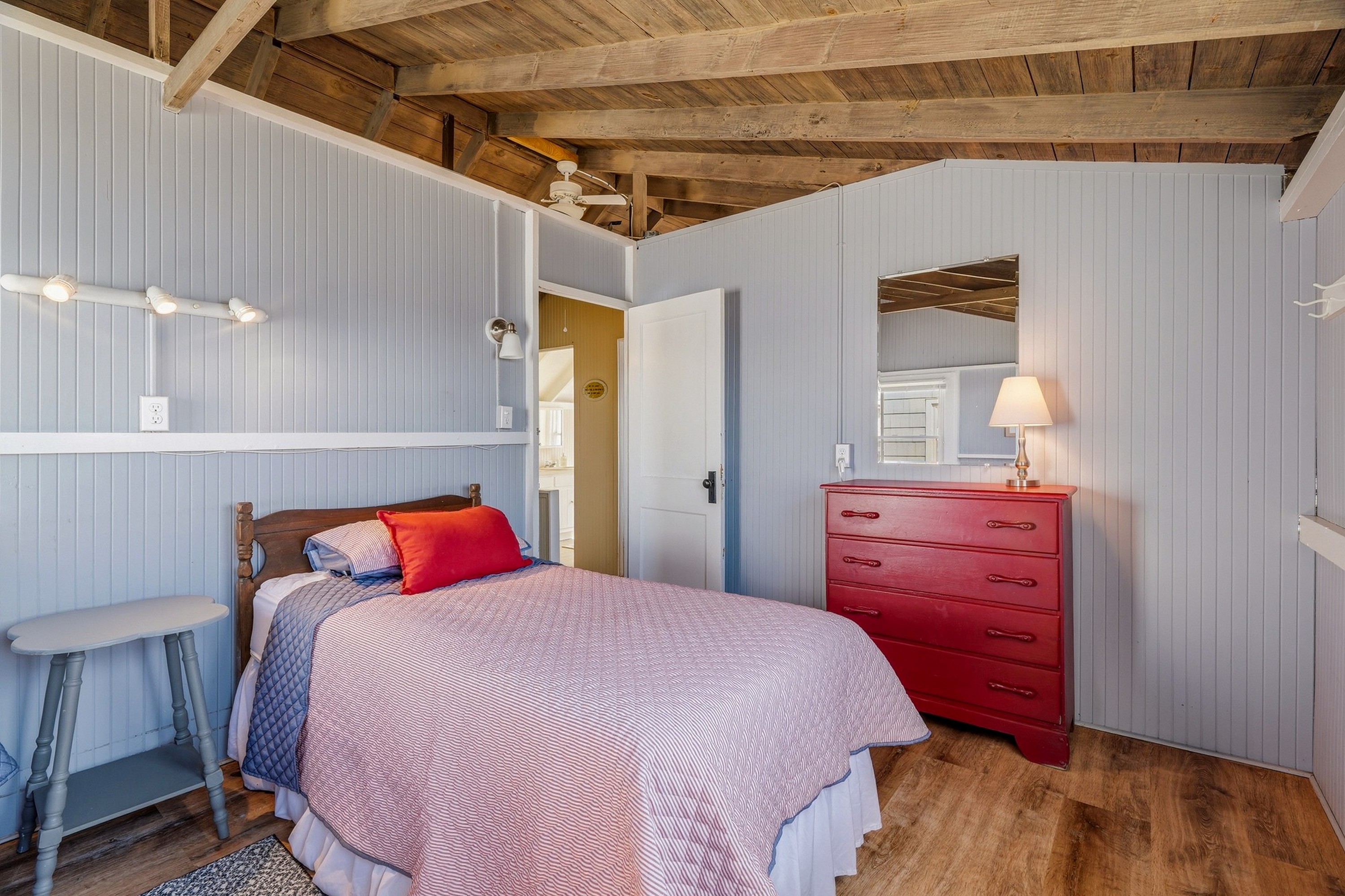  Charming Direct Waterfront Beach Cottage at Hawk