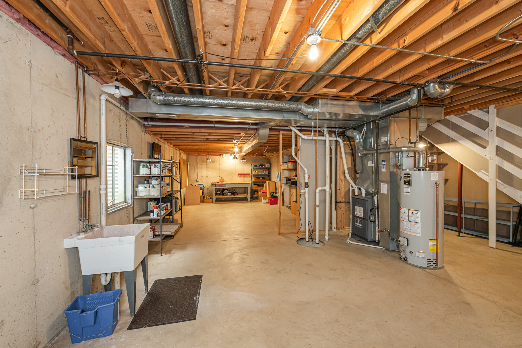  Beautifully Maintained Storybook Home - 物件實景