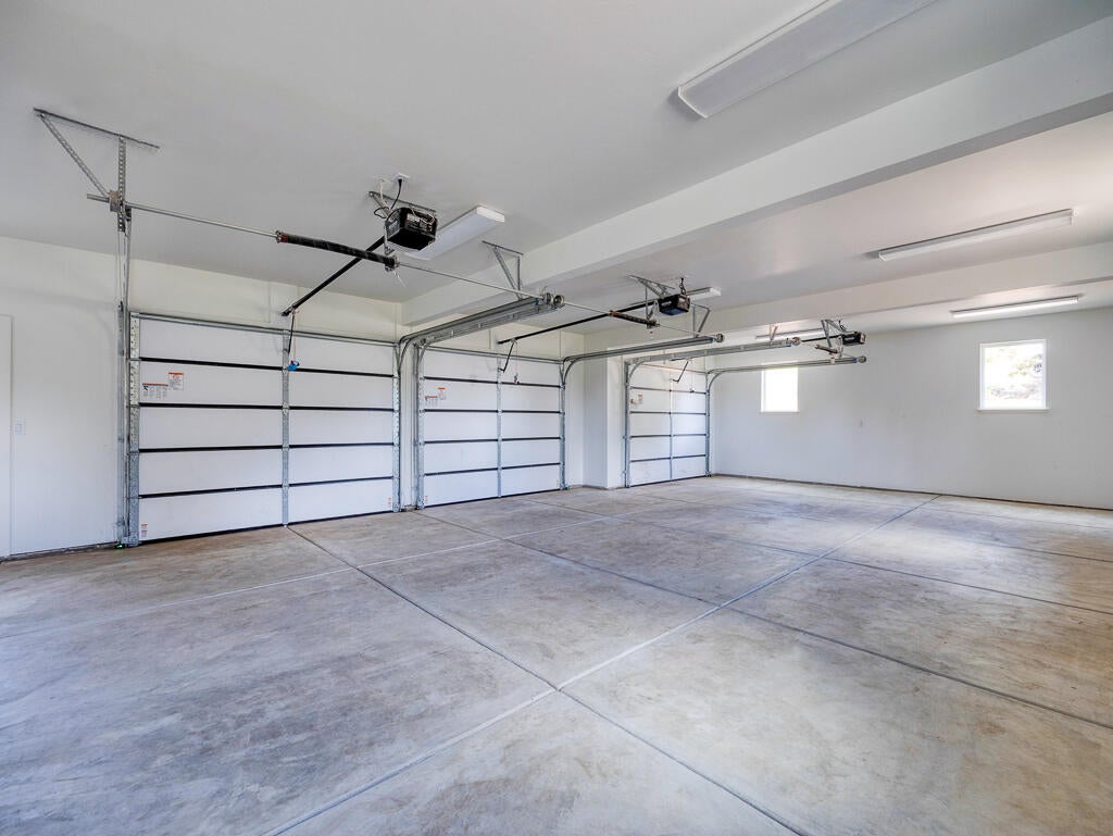 Klamath Falls, Oregon, 97601, United States, 3 Bedrooms Bedrooms, ,3 BathroomsBathrooms,Residential,For Sale,1991237