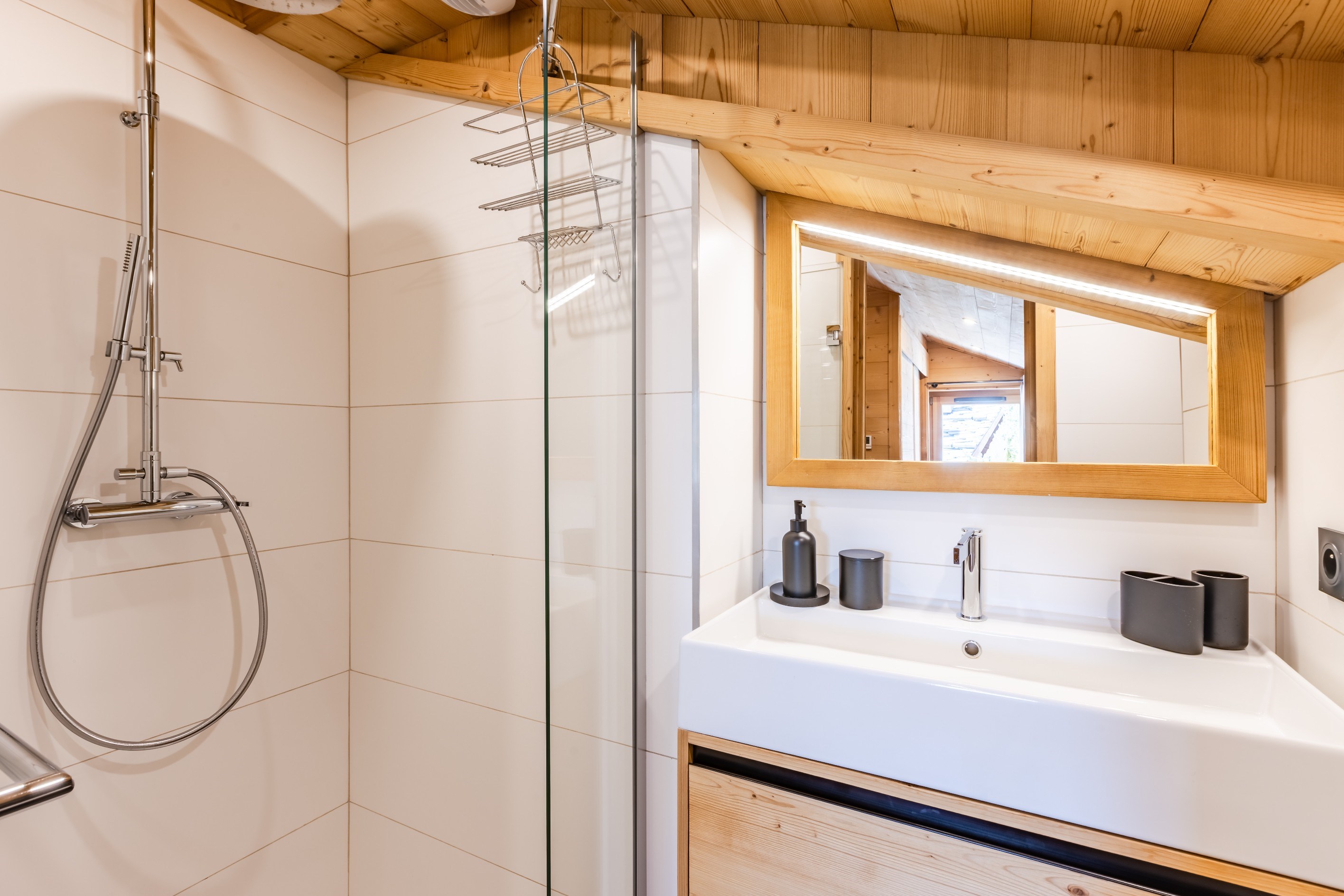  Chalet Rock - Right  at the foot of the slopes and in the heart of the Alpe d