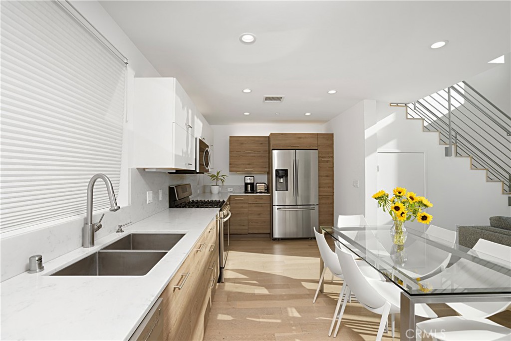 Los Angeles, California, 90019, United States, 2 Bedrooms Bedrooms, ,3 BathroomsBathrooms,Residential,For Sale,1990978