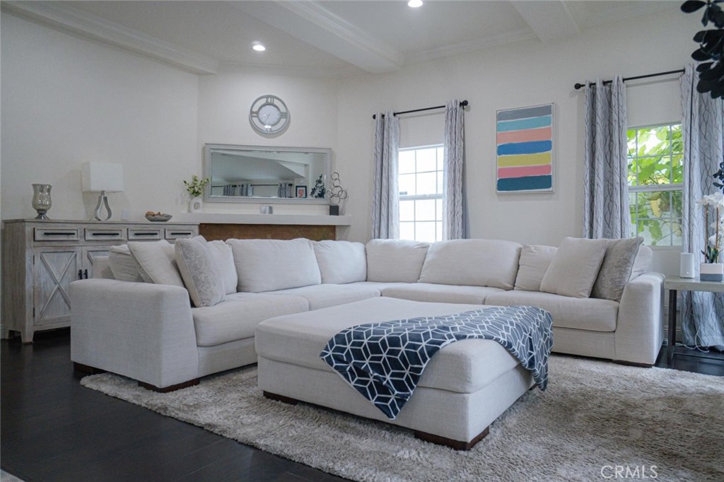 Los Angeles, California, 90043, United States, 3 Bedrooms Bedrooms, ,2 BathroomsBathrooms,Residential,For Sale,1981905