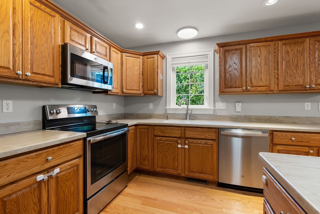 Ludlow, Massachusetts, 01056, United States, 3 Bedrooms Bedrooms, ,3 BathroomsBathrooms,Residential,For Sale,1942127