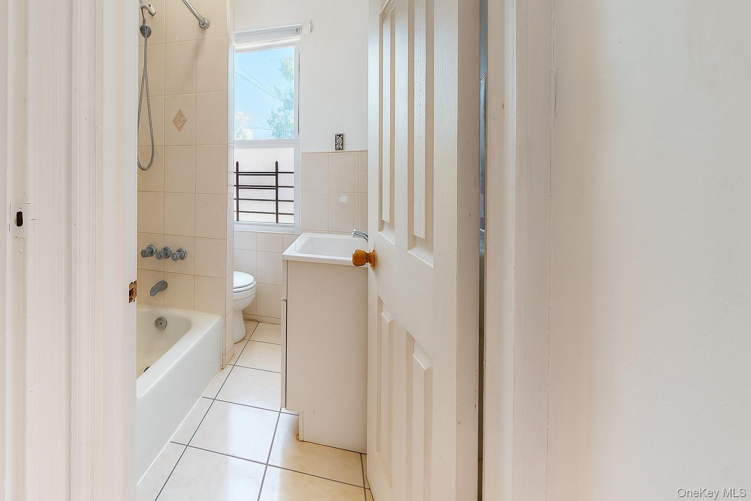 Jamaica, New York, 11435, United States, 4 Bedrooms Bedrooms, ,3 BathroomsBathrooms,Residential,For Sale,1927157