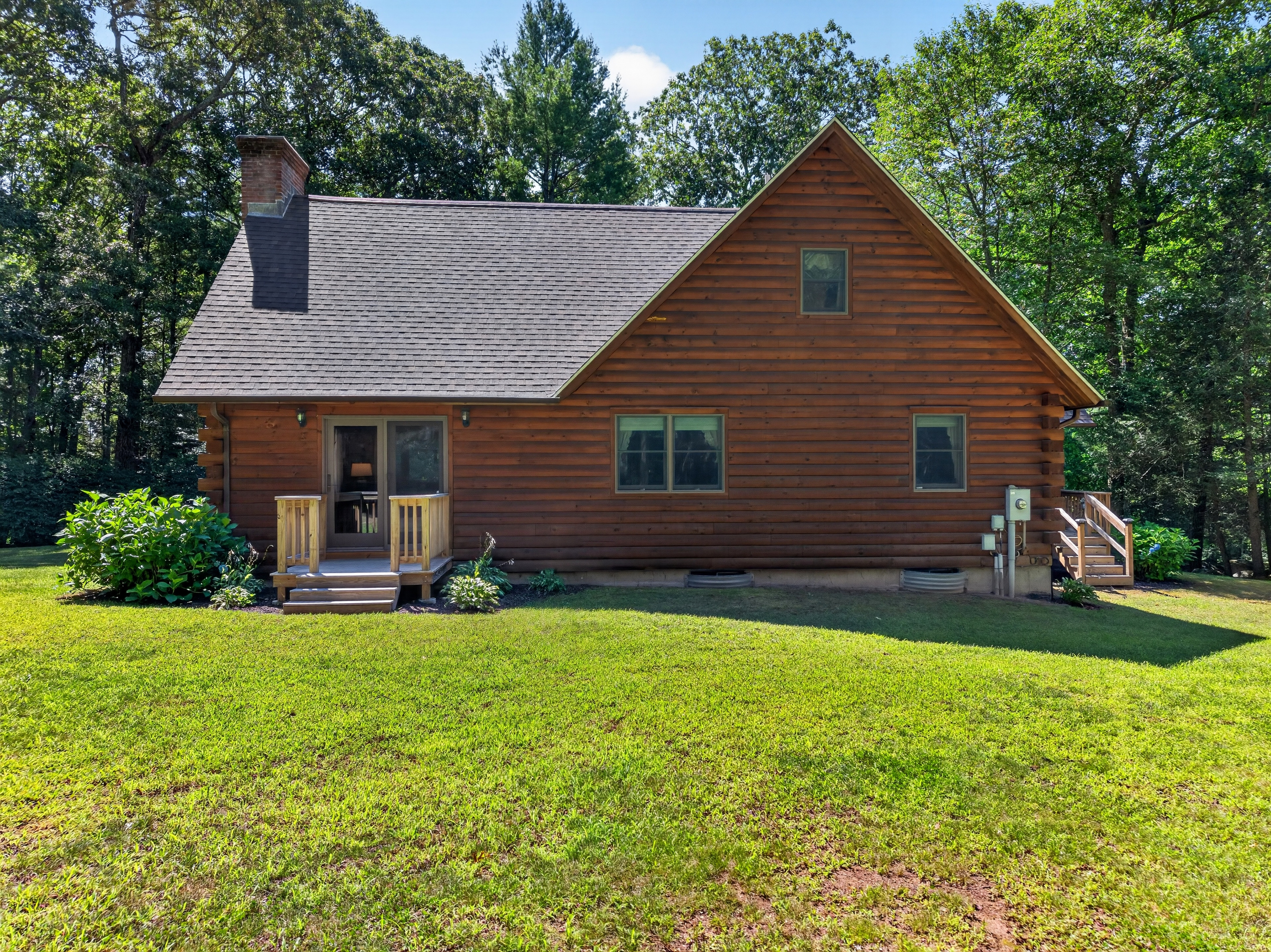  Tucked within four private, tranquil acres, this charming rustic log home offers - 物件實景