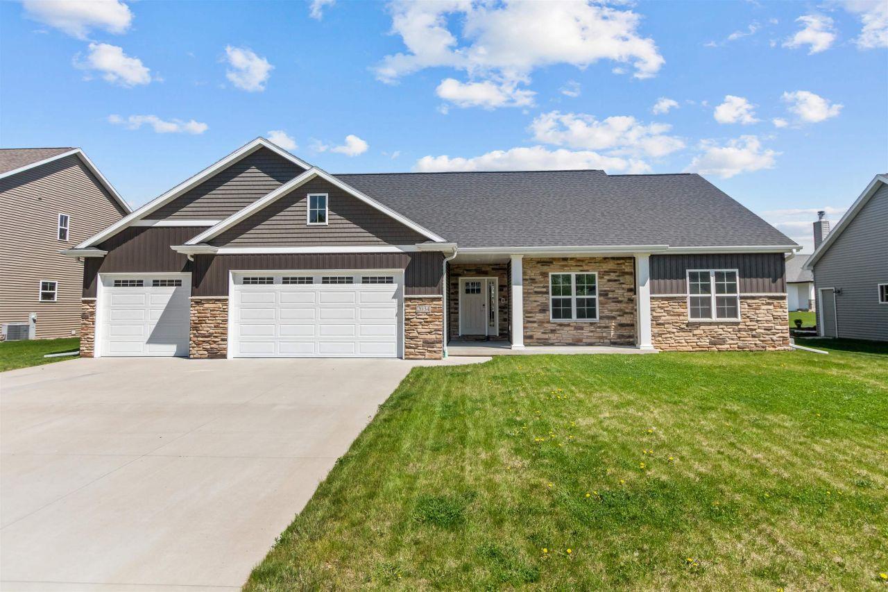 NEENAH, Wisconsin, 54956, United States, 3 Bedrooms Bedrooms, ,2 BathroomsBathrooms,Residential,For Sale,1818081