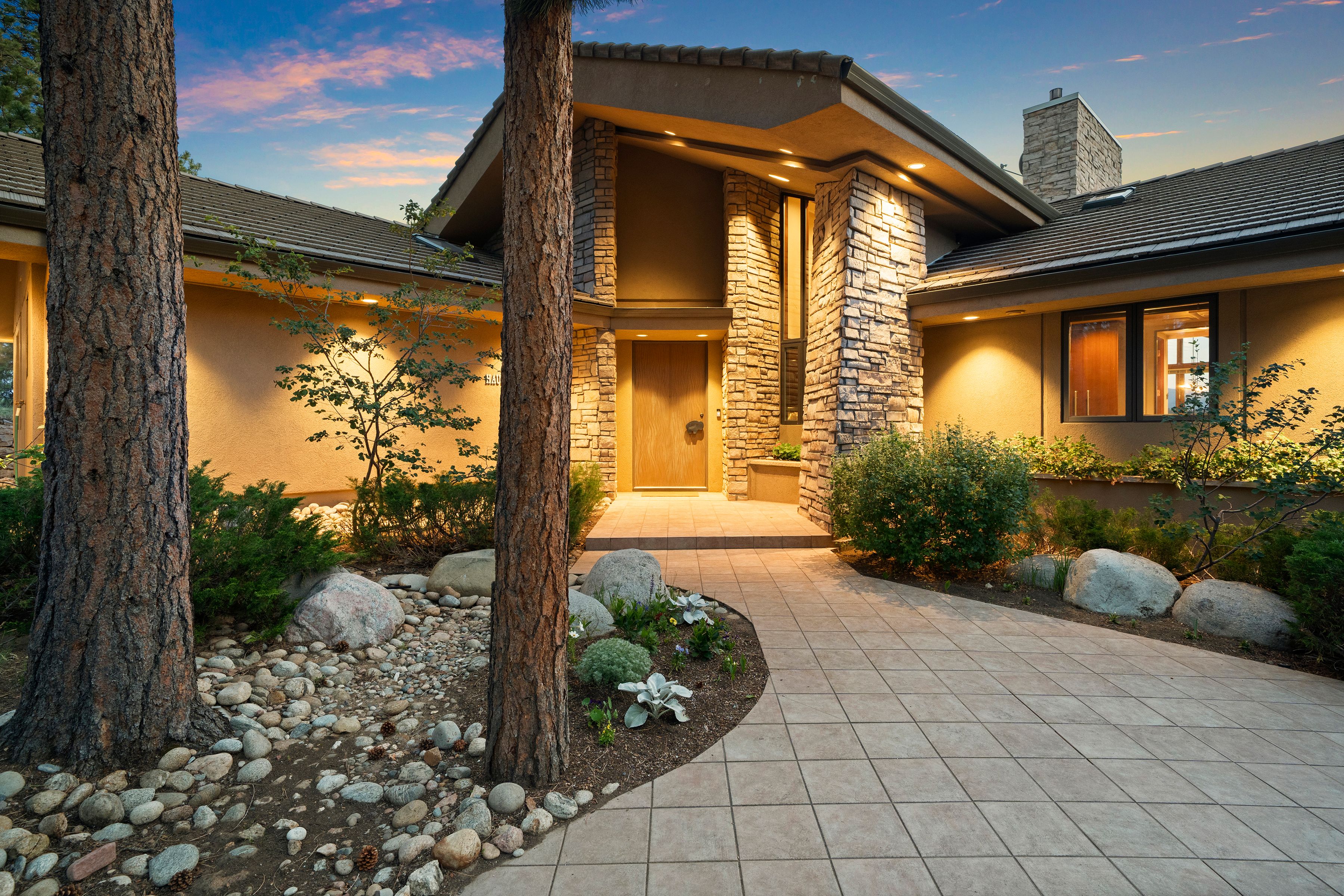  Custom Built on Over Five Acres - 物件實景