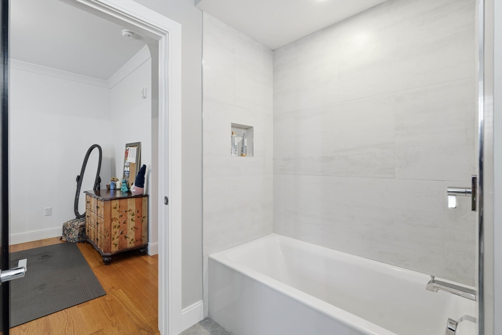 Wakefield, Massachusetts, 01880, United States, 2 Bedrooms Bedrooms, ,3 BathroomsBathrooms,Residential,For Sale,2036926