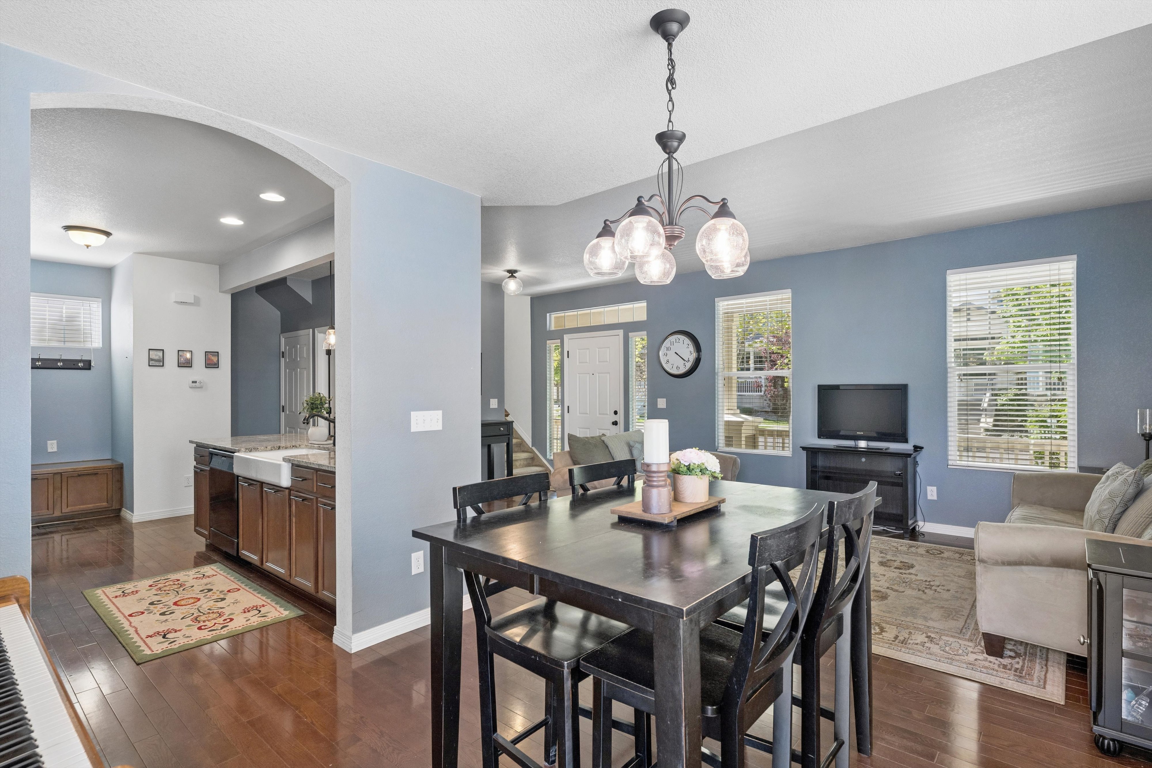  Beautiful 3-Bedroom, 3-Bath Home On A Charming Tree-Lined Street - 物件實景