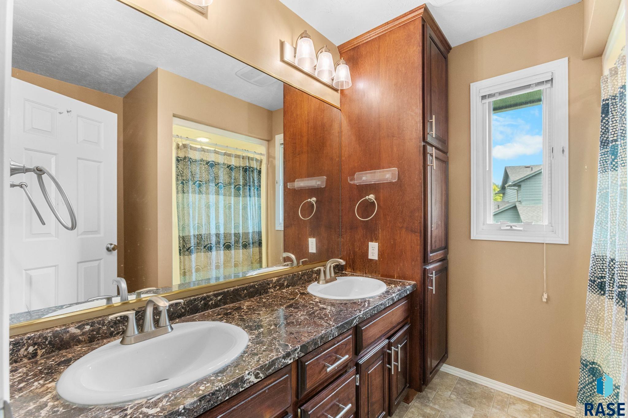 Sioux Falls, South Dakota, 57103, United States, 5 Bedrooms Bedrooms, ,2 BathroomsBathrooms,Residential,For Sale,1908912