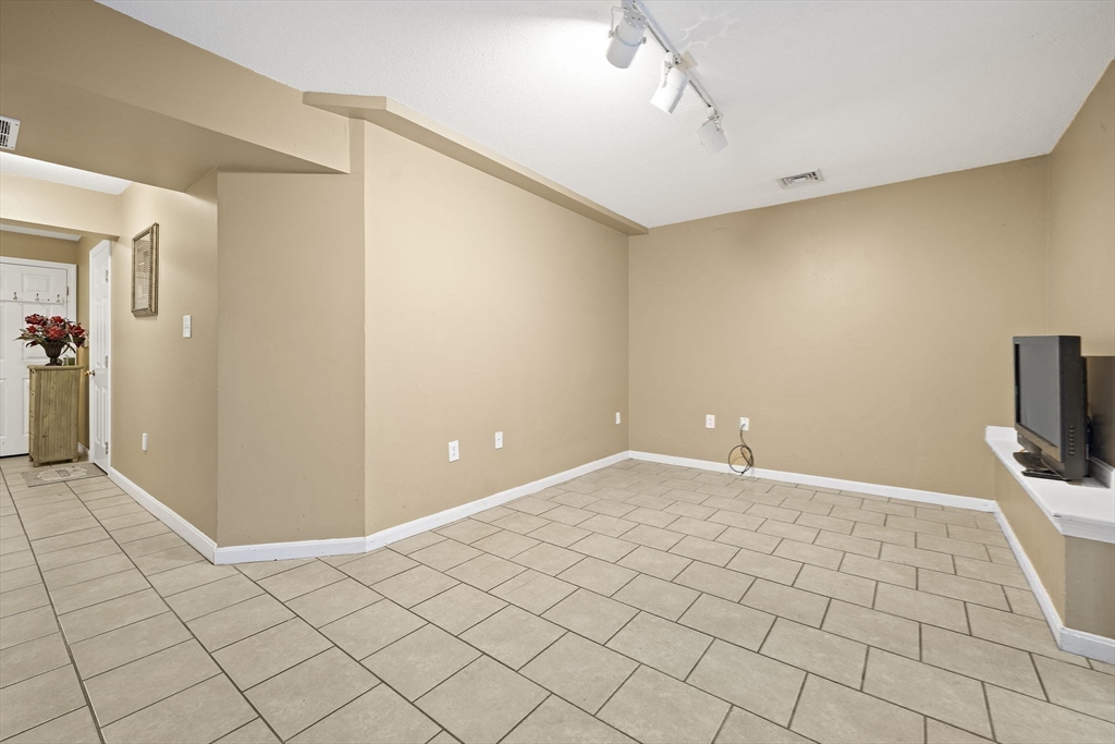 Danvers, Massachusetts, 01923, United States, 3 Bedrooms Bedrooms, ,2 BathroomsBathrooms,Residential,For Sale,2002112