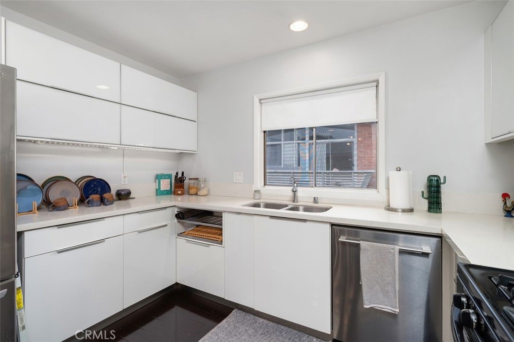 Pasadena, California, 91107, United States, 2 Bedrooms Bedrooms, ,2 BathroomsBathrooms,Residential,For Sale,1896014