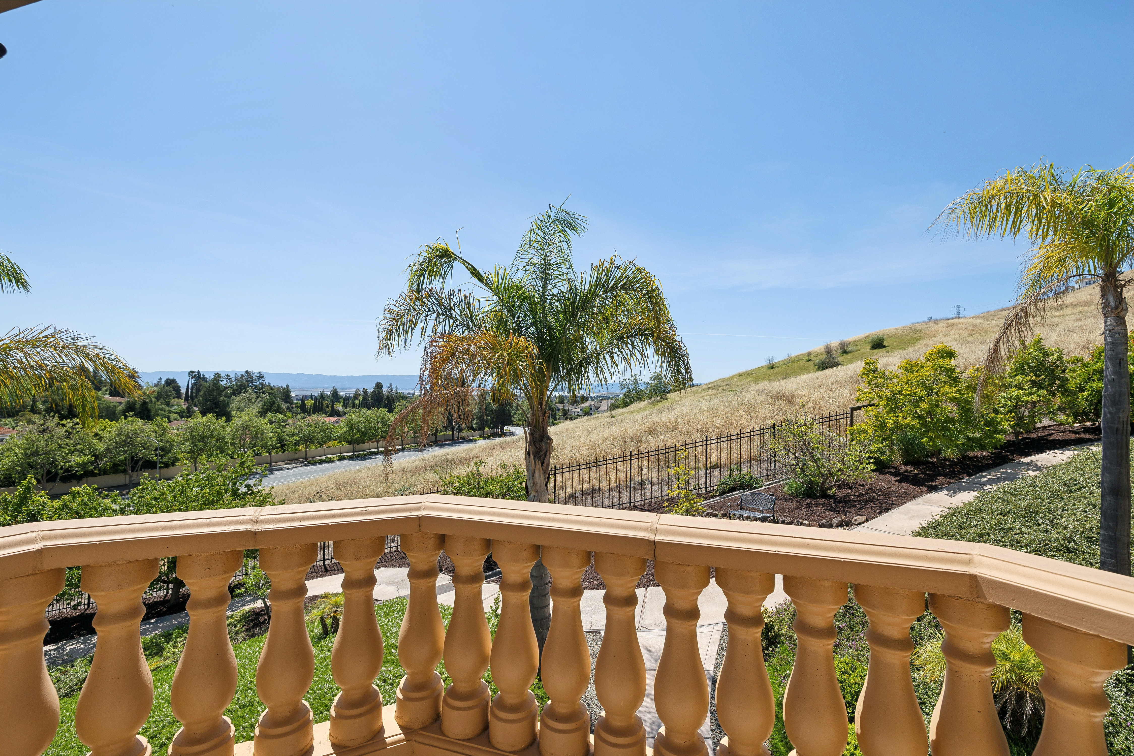  Grand Mediterranean Estate with Private Multi-Generational Wing - 物件實景