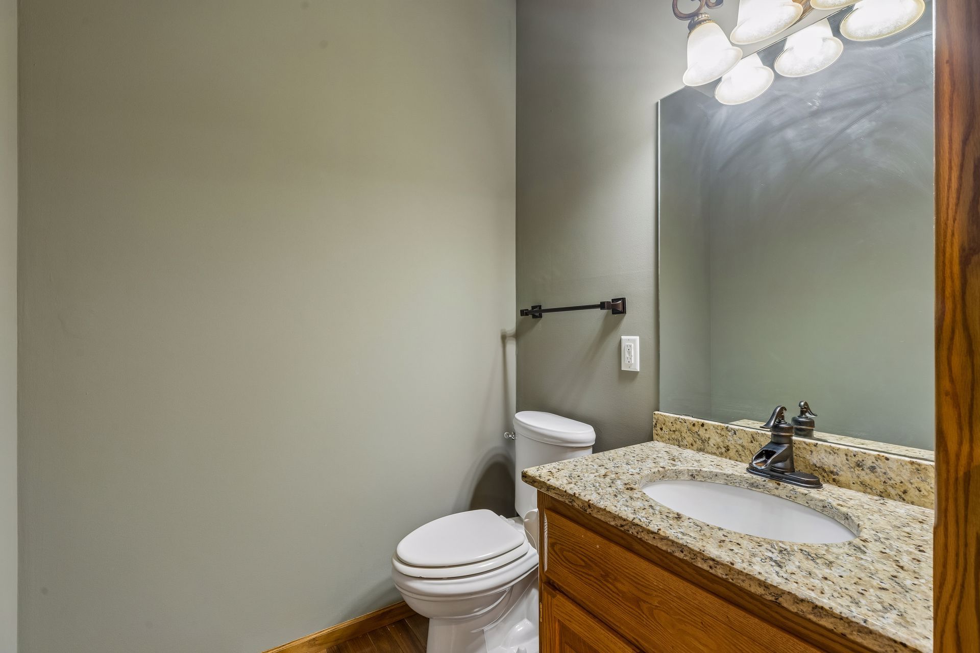  Meticulously Maintained Executive Home Near Parks and Trails - 物件實景