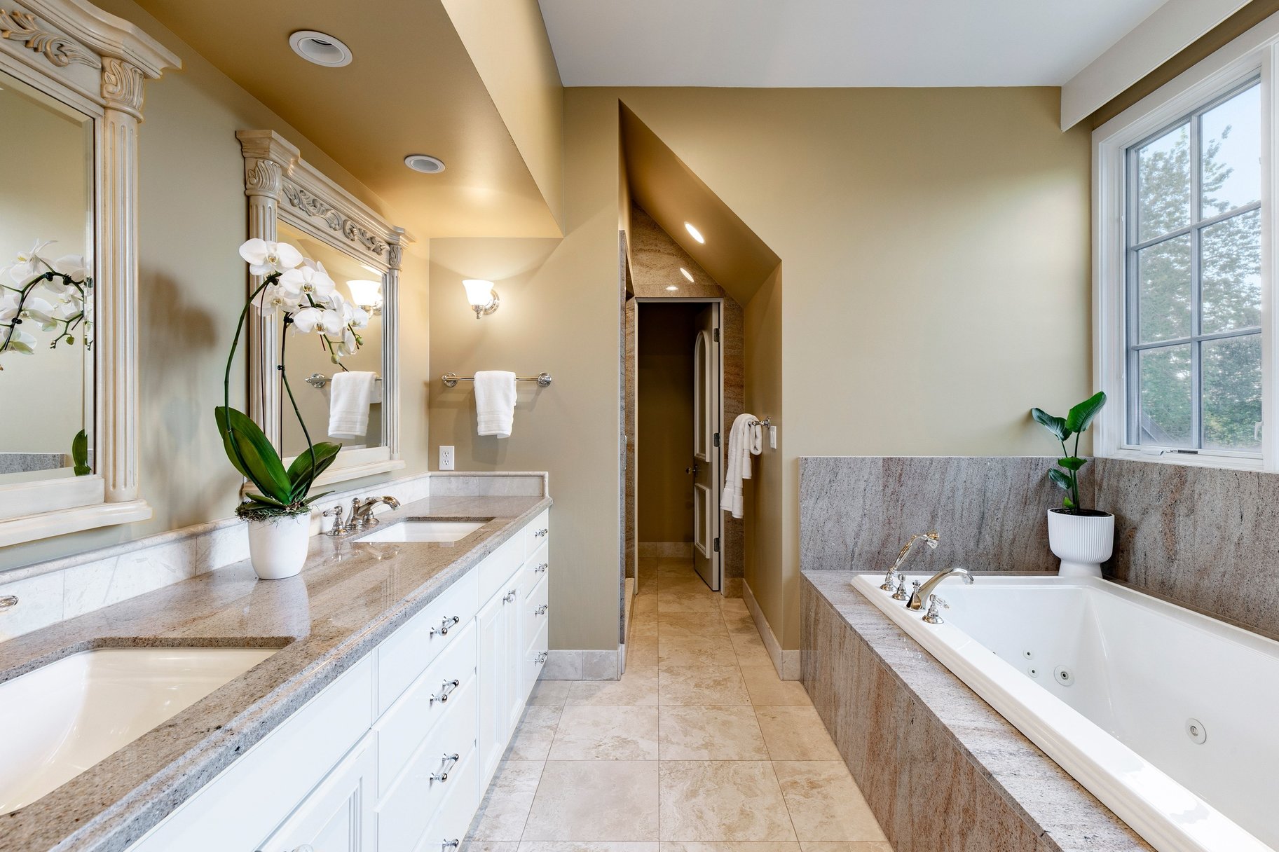  Stunning Custom Build on Millcreek Way - 物件實景