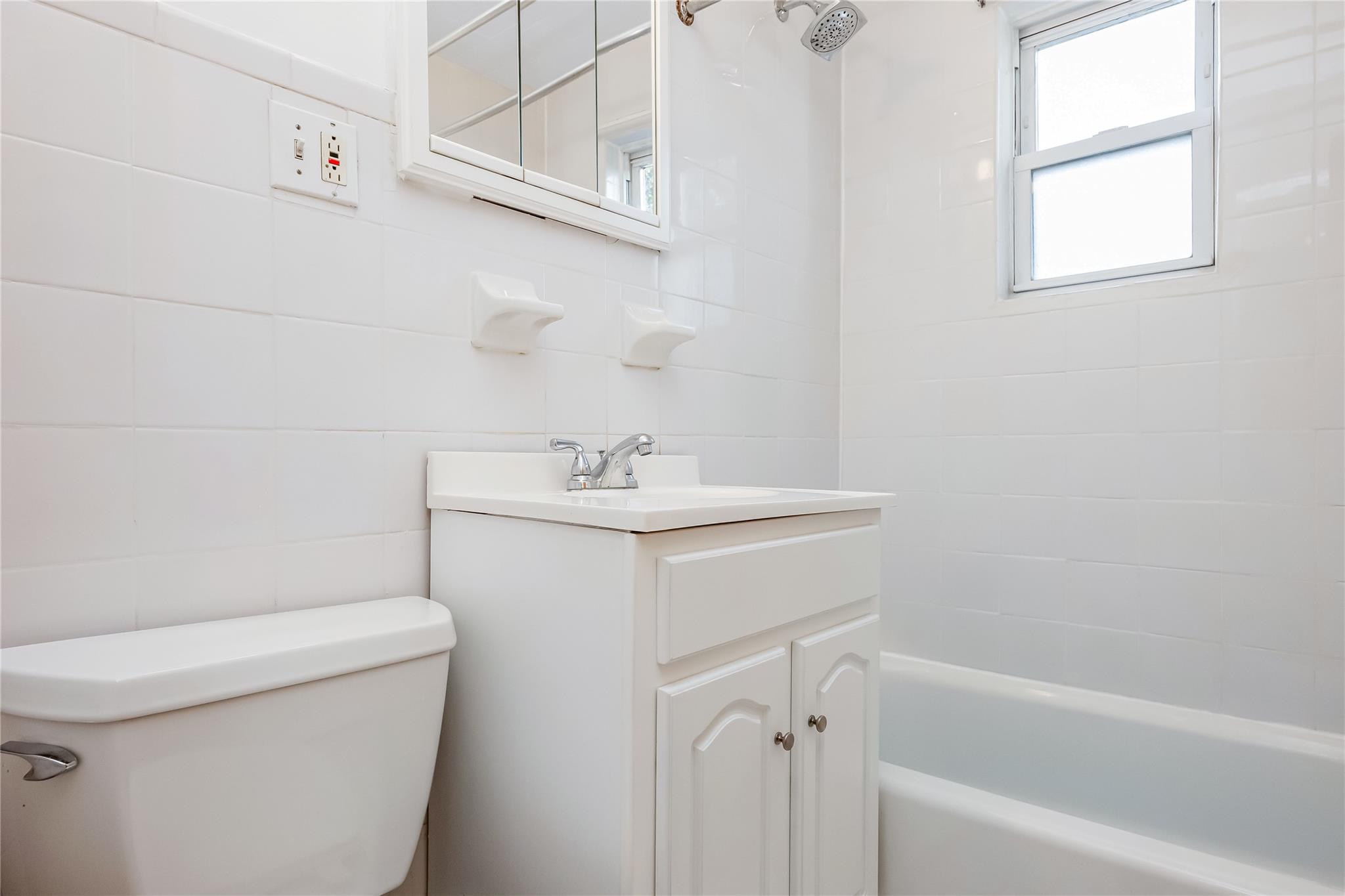 Cambria Heights, New York, 11429, United States, 3 Bedrooms Bedrooms, ,2 BathroomsBathrooms,Residential,For Sale,1877531