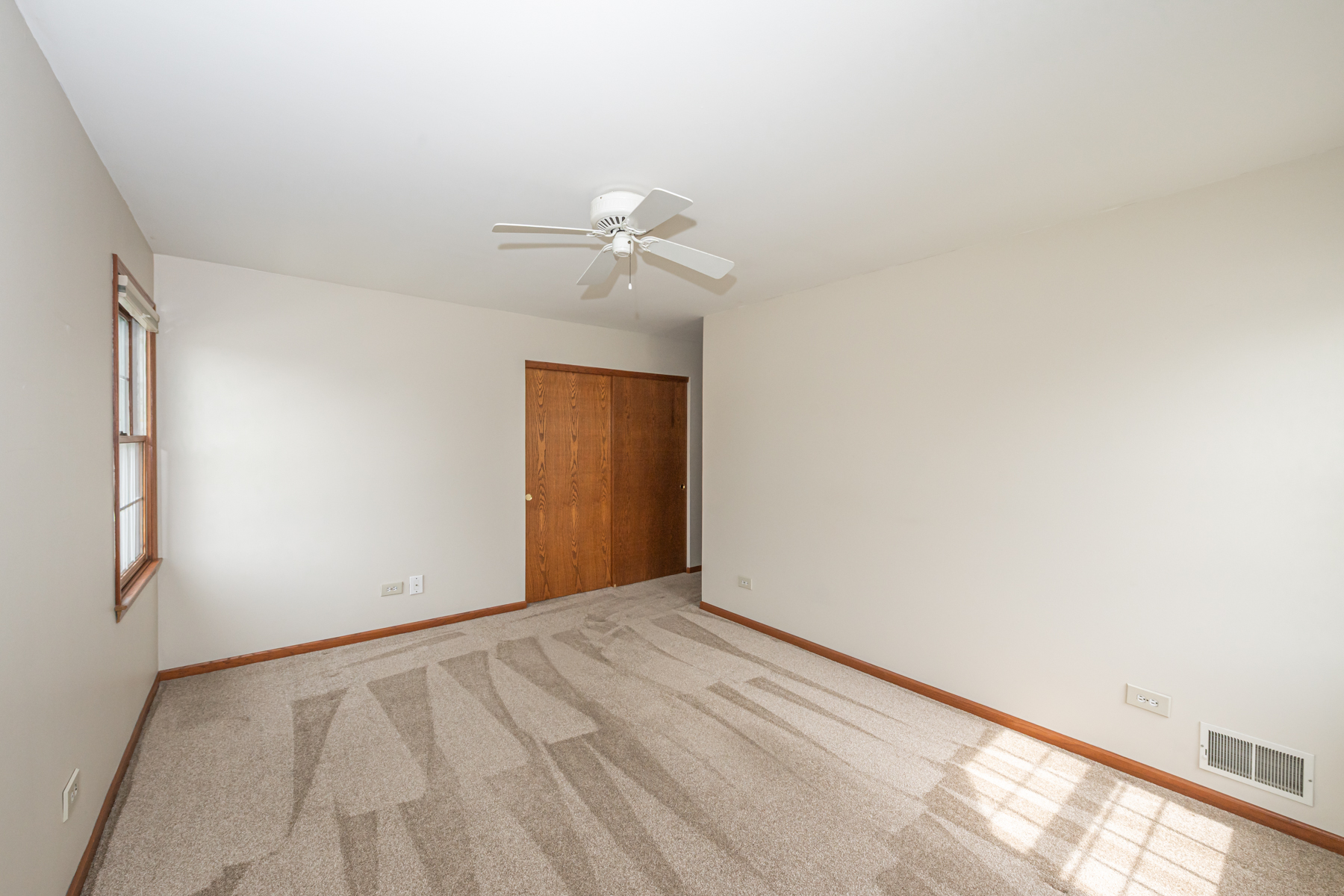  Beautifully Maintained Storybook Home - 物件實景