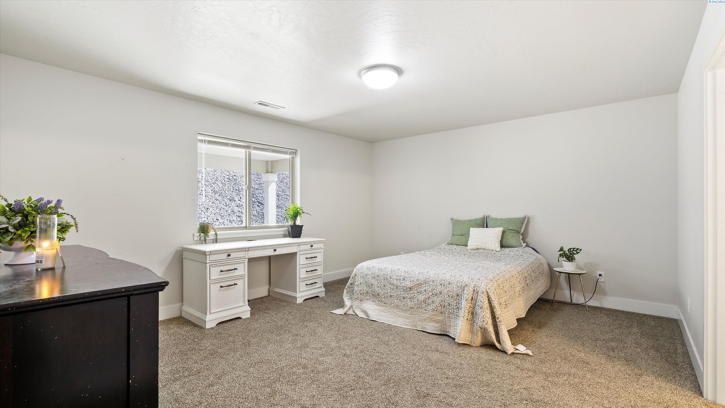 Kennewick, Washington, 99338, United States, 4 Bedrooms Bedrooms, ,1 BathroomBathrooms,Residential,For Sale,1918004