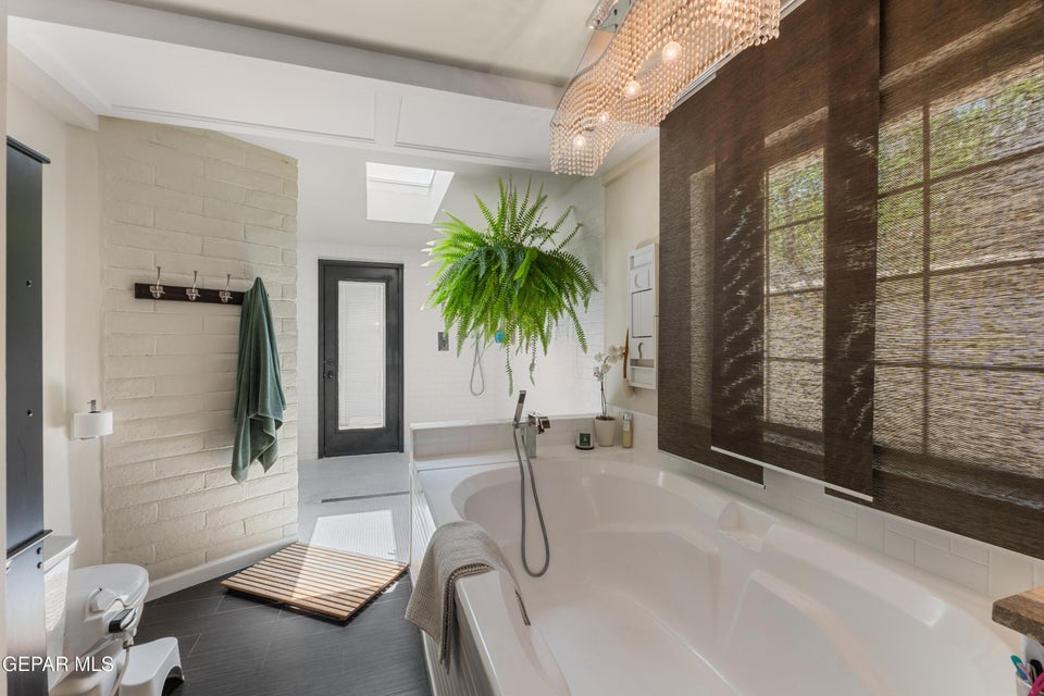 El Paso, Texas, 79936, United States, 5 Bedrooms Bedrooms, ,5 BathroomsBathrooms,Residential,For Sale,1980417