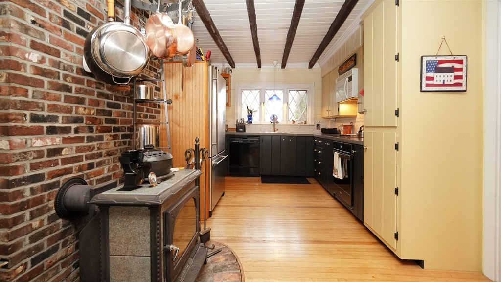 Attleboro, Massachusetts, 02703, United States, 5 Bedrooms Bedrooms, ,2 BathroomsBathrooms,Residential,For Sale,1983996