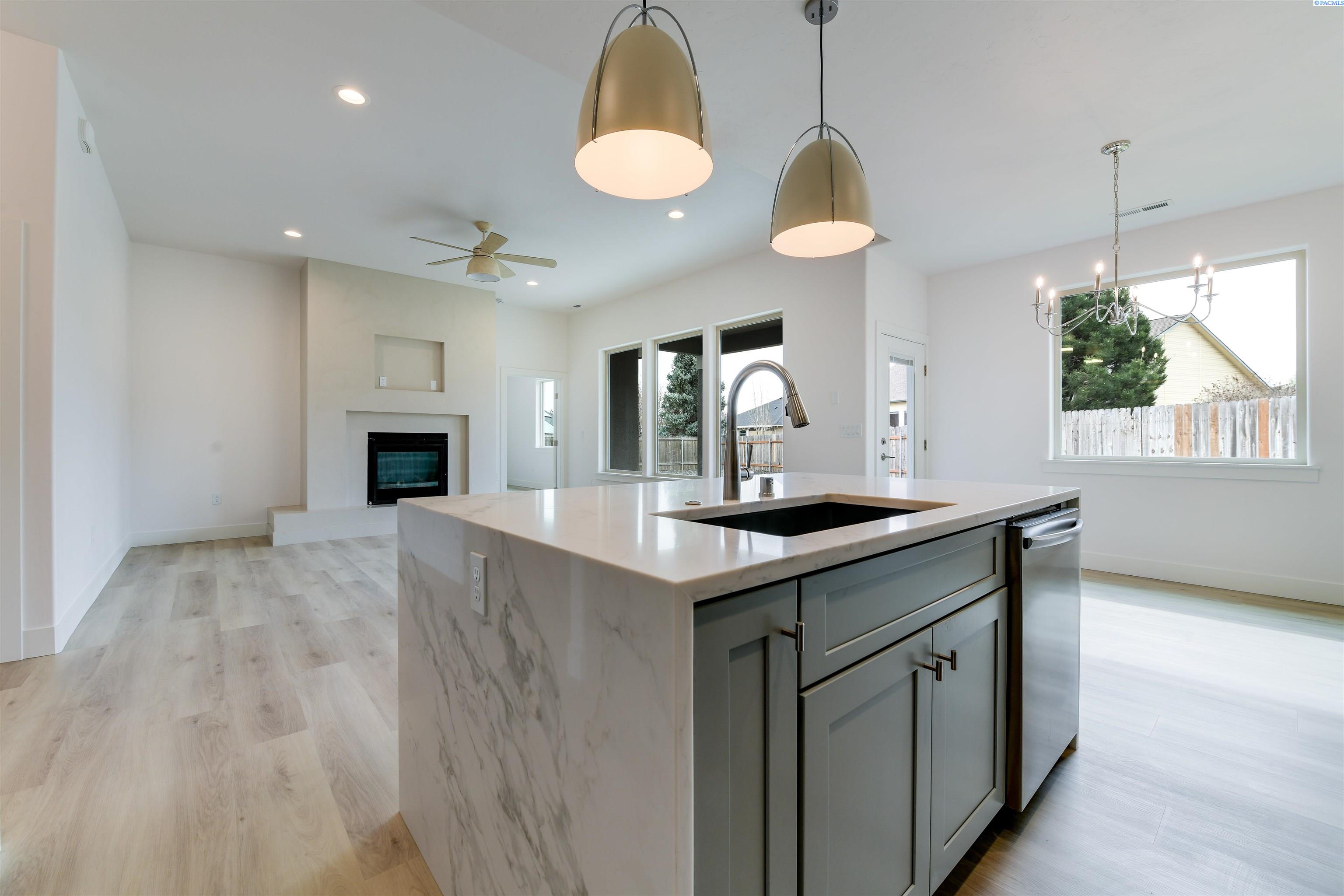 Richland, Washington, 99352, United States, 4 Bedrooms Bedrooms, ,1 BathroomBathrooms,Residential,For Sale,1992937