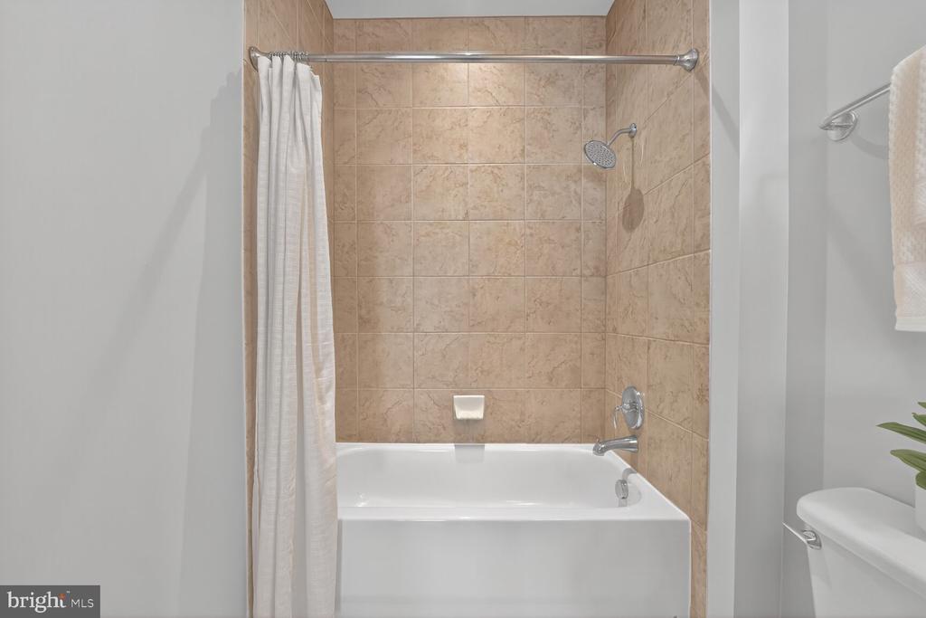 Arlington, Virginia, 22201, United States, 2 Bedrooms Bedrooms, ,2 BathroomsBathrooms,Residential,For Sale,1927773
