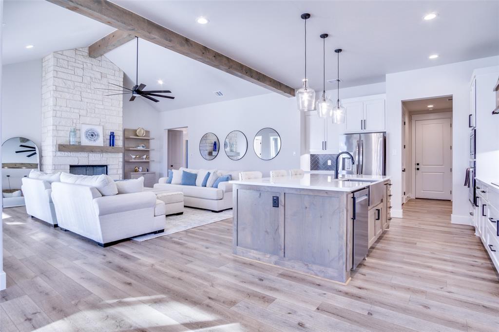 Springtown, Texas, 76082, United States, 5 Bedrooms Bedrooms, ,3 BathroomsBathrooms,Residential,For Sale,1805360