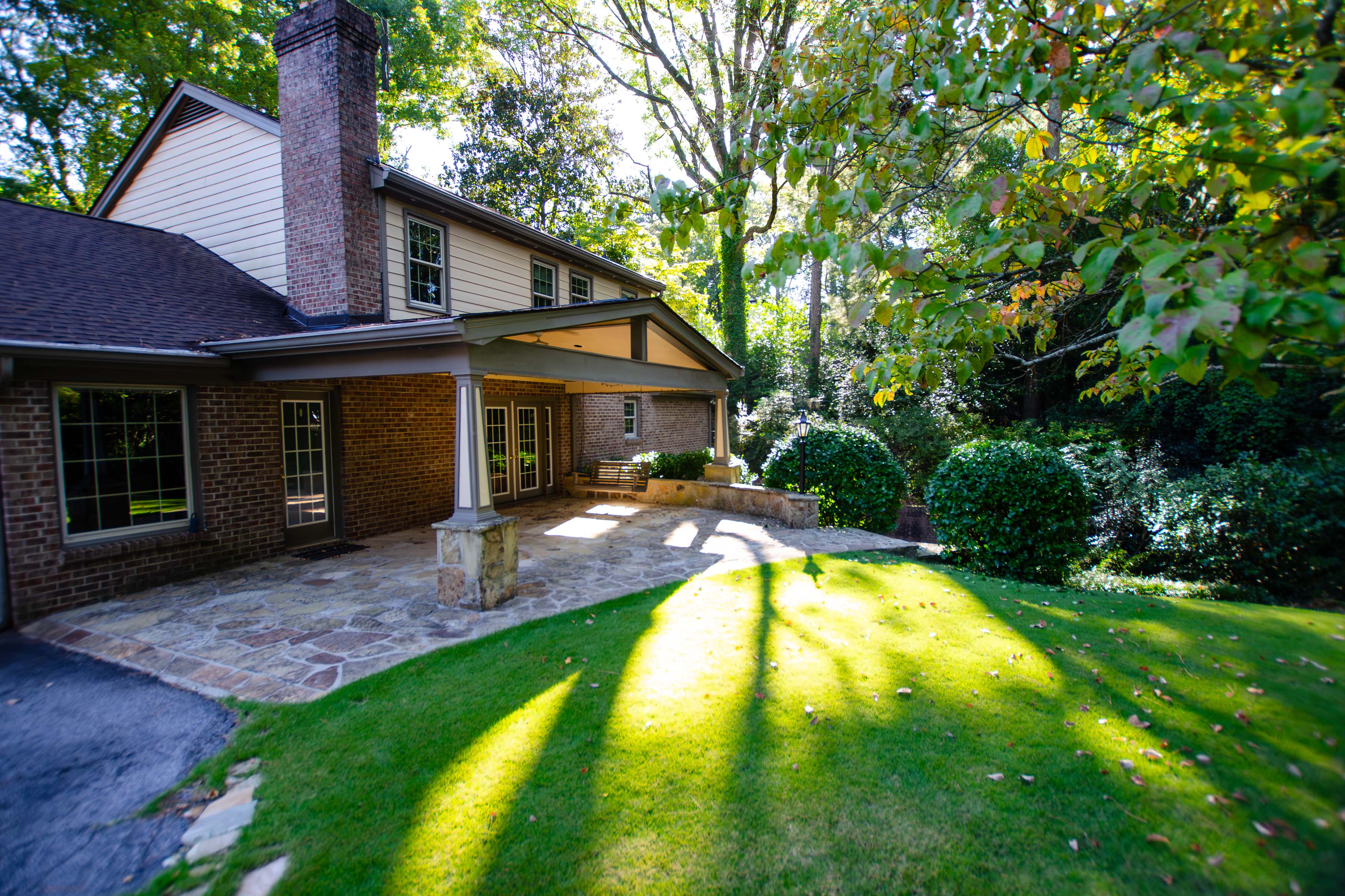  Stately Tudor-Style Home Tucked Away on a Quiet Cul-De-Sac - 物件實景