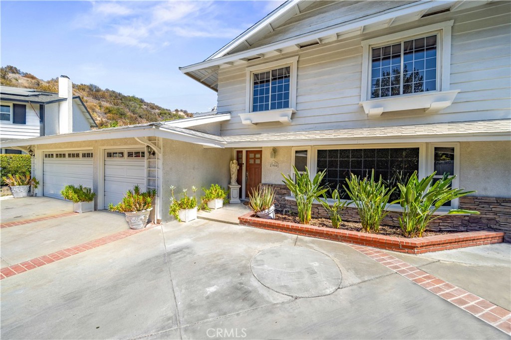 Newhall, California, 91321, United States, 5 Bedrooms Bedrooms, ,4 BathroomsBathrooms,Residential,For Sale,1940368