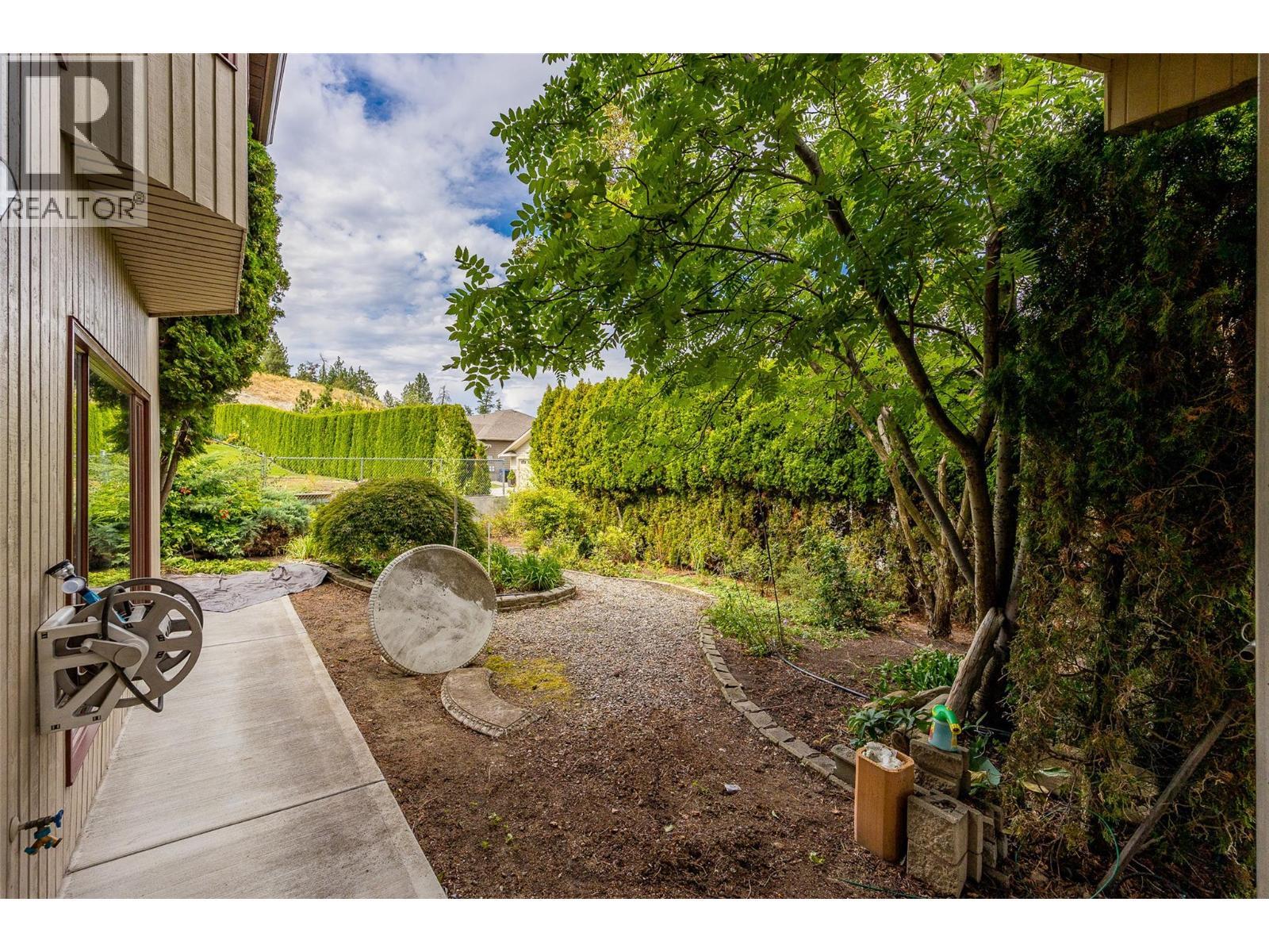 KELOWNA, British Columbia, V1V 1J5, CA, 2 Bedrooms Bedrooms, ,2 BathroomsBathrooms,Residential,For Sale,1948319