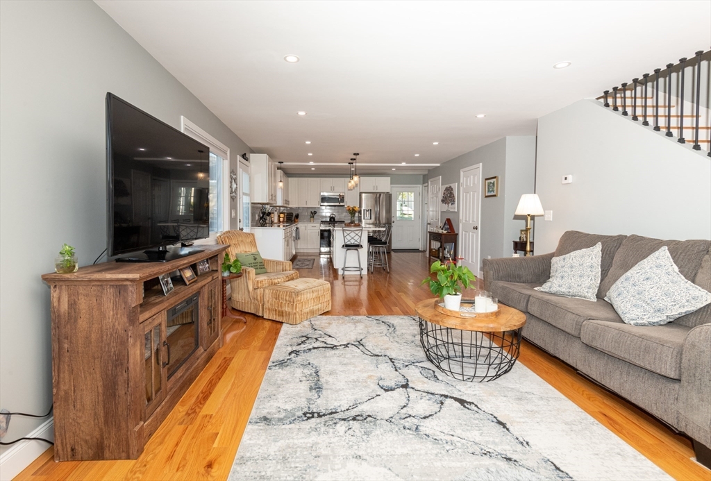 Lynn, Massachusetts, 01904, United States, 2 Bedrooms Bedrooms, ,4 BathroomsBathrooms,Residential,For Sale,1978027