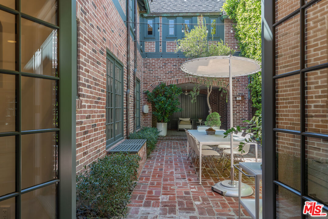 Los Angeles, California, 90020, United States, 5 Bedrooms Bedrooms, ,5 BathroomsBathrooms,Residential,For Sale,1939583
