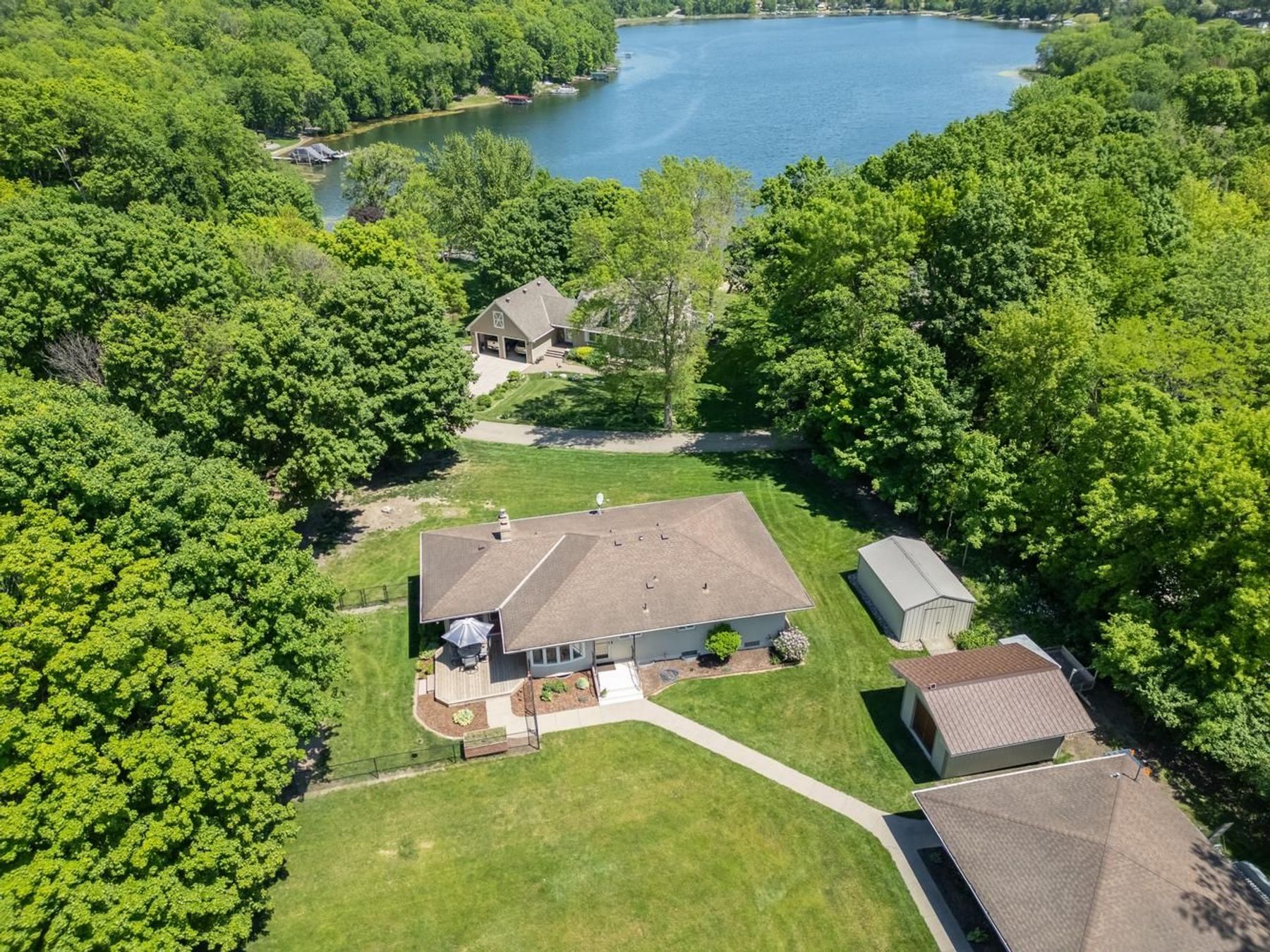  Beautifully Maintained Living with Maple Lake Views - 物件實景